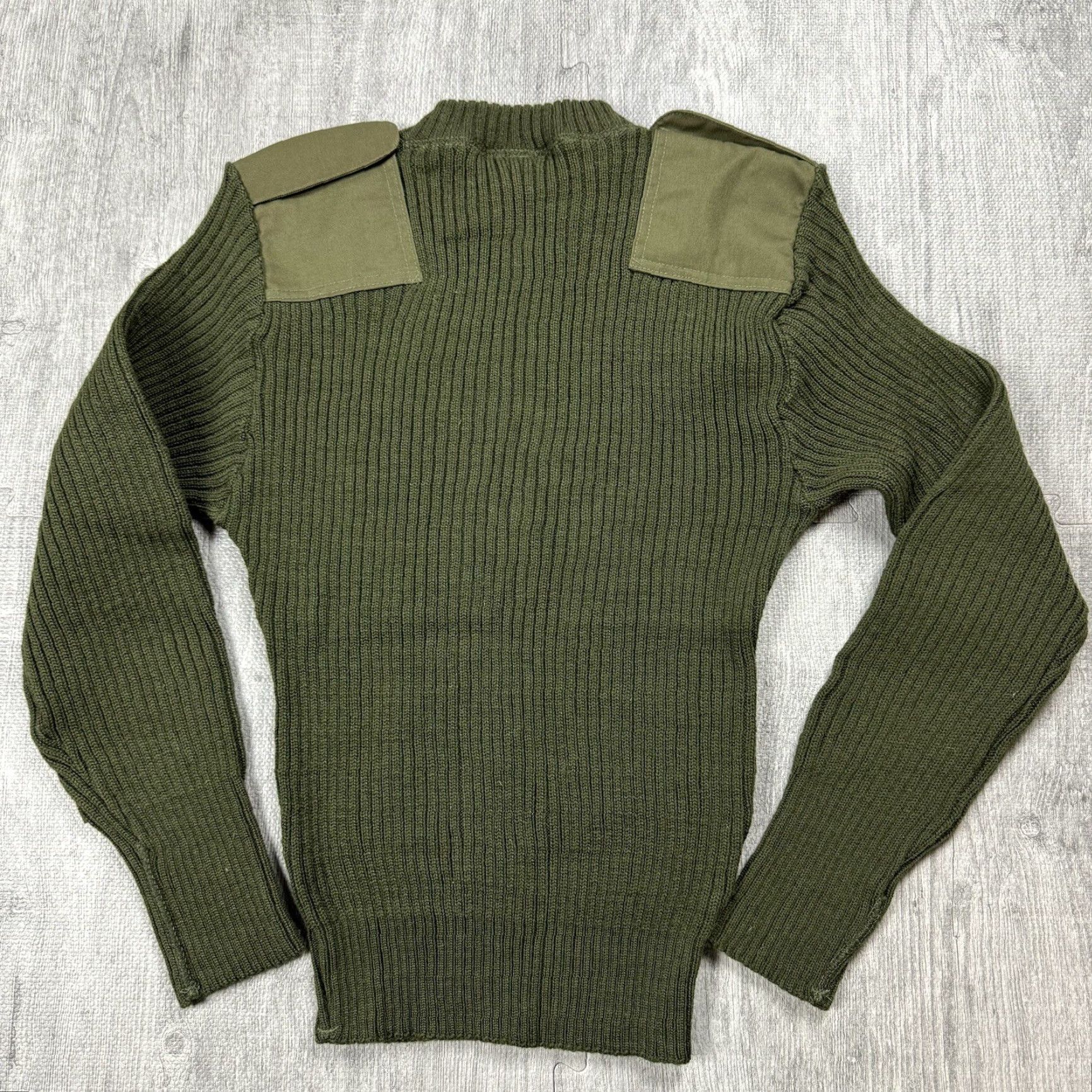 Olive VINTAGE DSCP US Military Crewneck Sweater Olive Green 38 Mens Wool Cable-Knit Epaulettes Patches Army Outdoor N/A Size US M / EU 48-50 / 2 - 8 Thumbnail