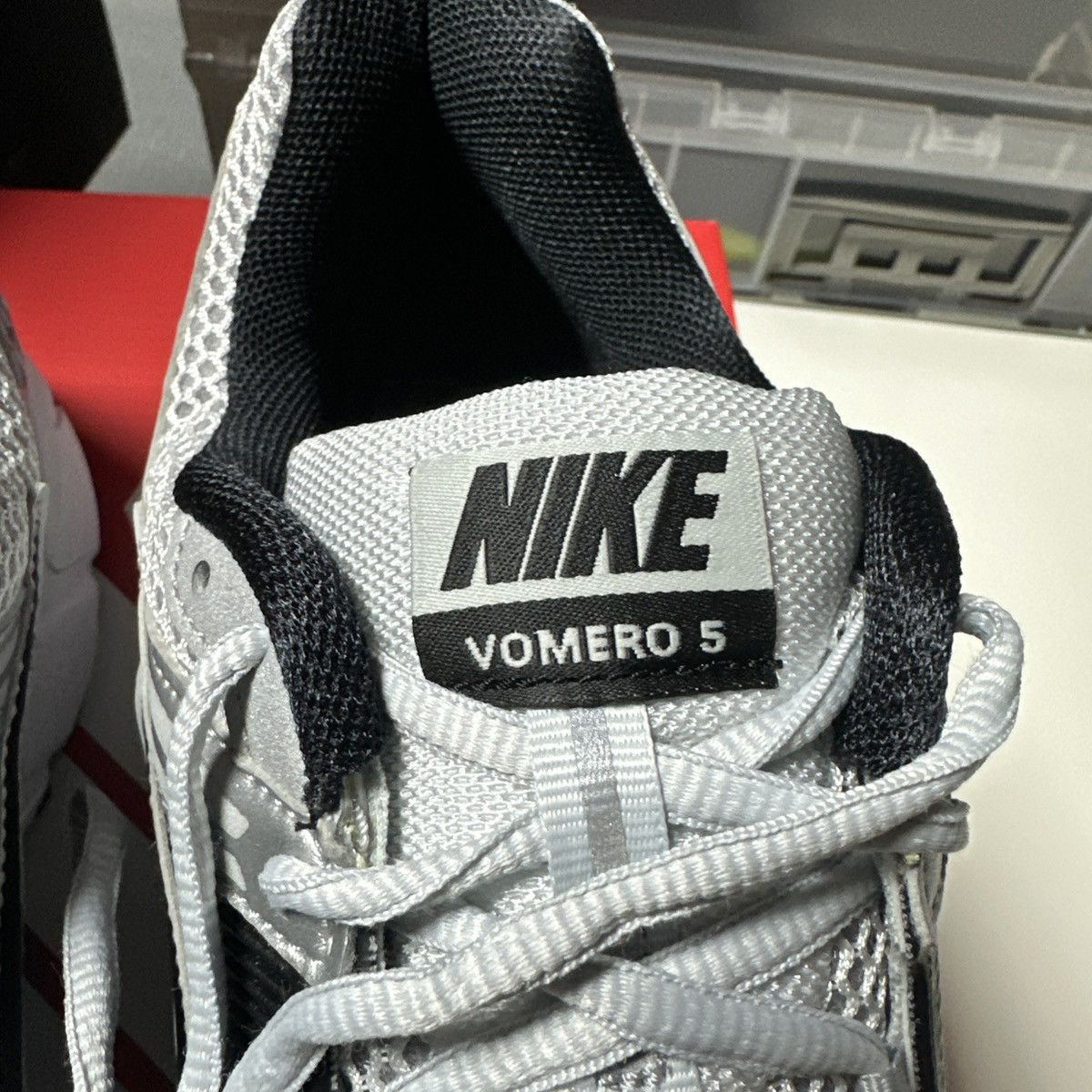 *NEW* Size 10.5 Men, 12 Wmn- Nike Vomero 5 SE Dark Grey