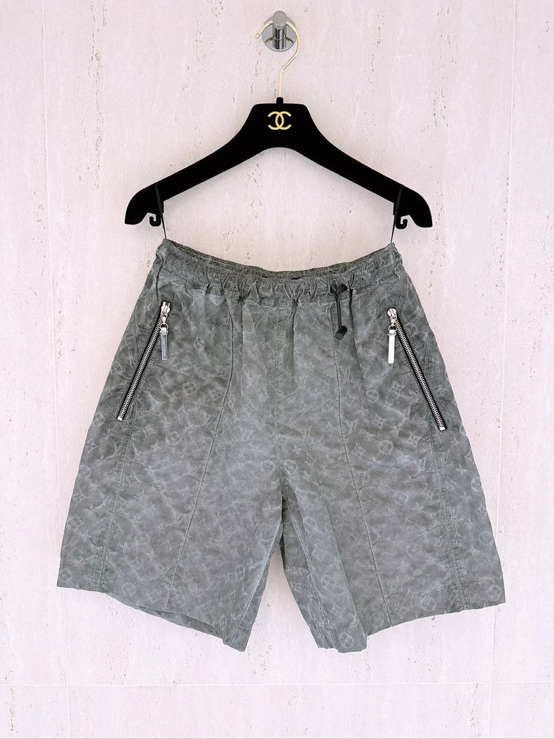 Louis Vuitton Louis Vuitton Gray full logo presbyopic shorts 2503-Nextarr Size US 36 / EU 52 - 1 Thumbnail