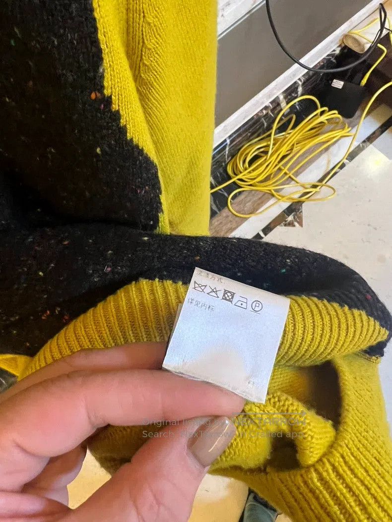 Hermes Hermes Black and yellow color-blocked sweater, made in Ita Size L / US 10 / IT 46 - 6 Thumbnail