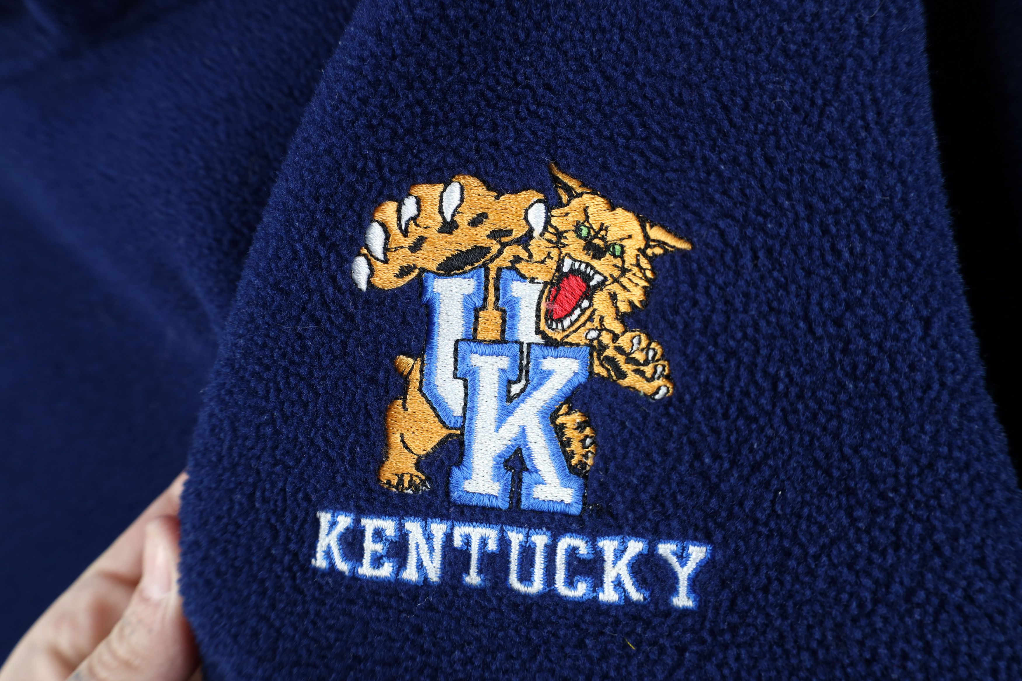 Vintage Vintage 90s University of Kentucky Fleece Hoodie Sweatshirt Size US L / EU 52-54 / 3 - 4 Thumbnail