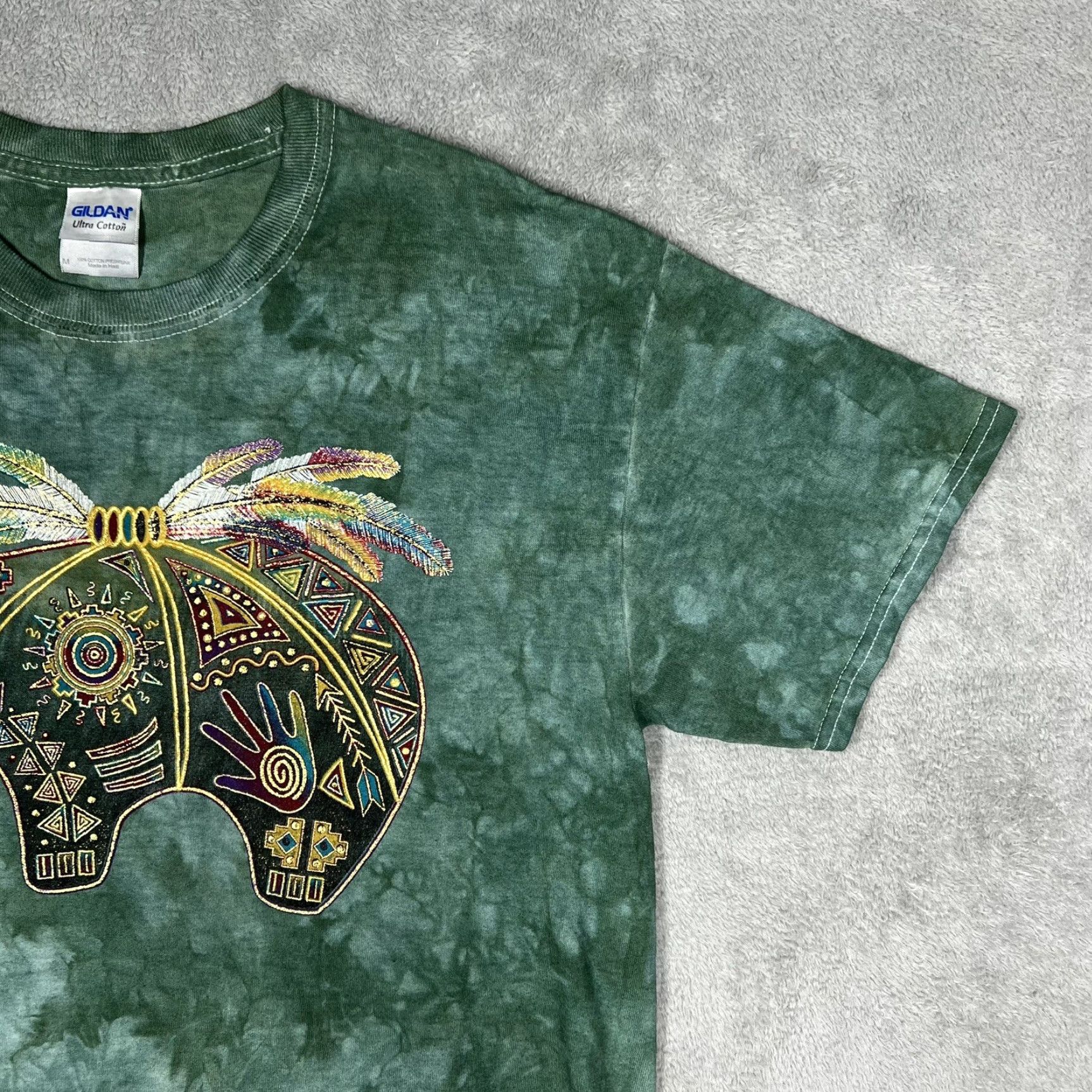 Gildan Gildan T-Shirt Native Tribal Tie-Dye Green Bear Feather Puffy Print Mens Medium Shirt M Green 90s Tribal Size M / US 6-8 / IT 42-44 - 2 Thumbnail