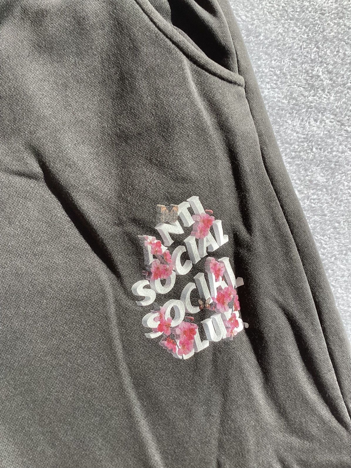 Anti Social Social Club Antisocial social social club kkoch floral rose sweatpants Size US 34 / EU 50 - 3 Thumbnail
