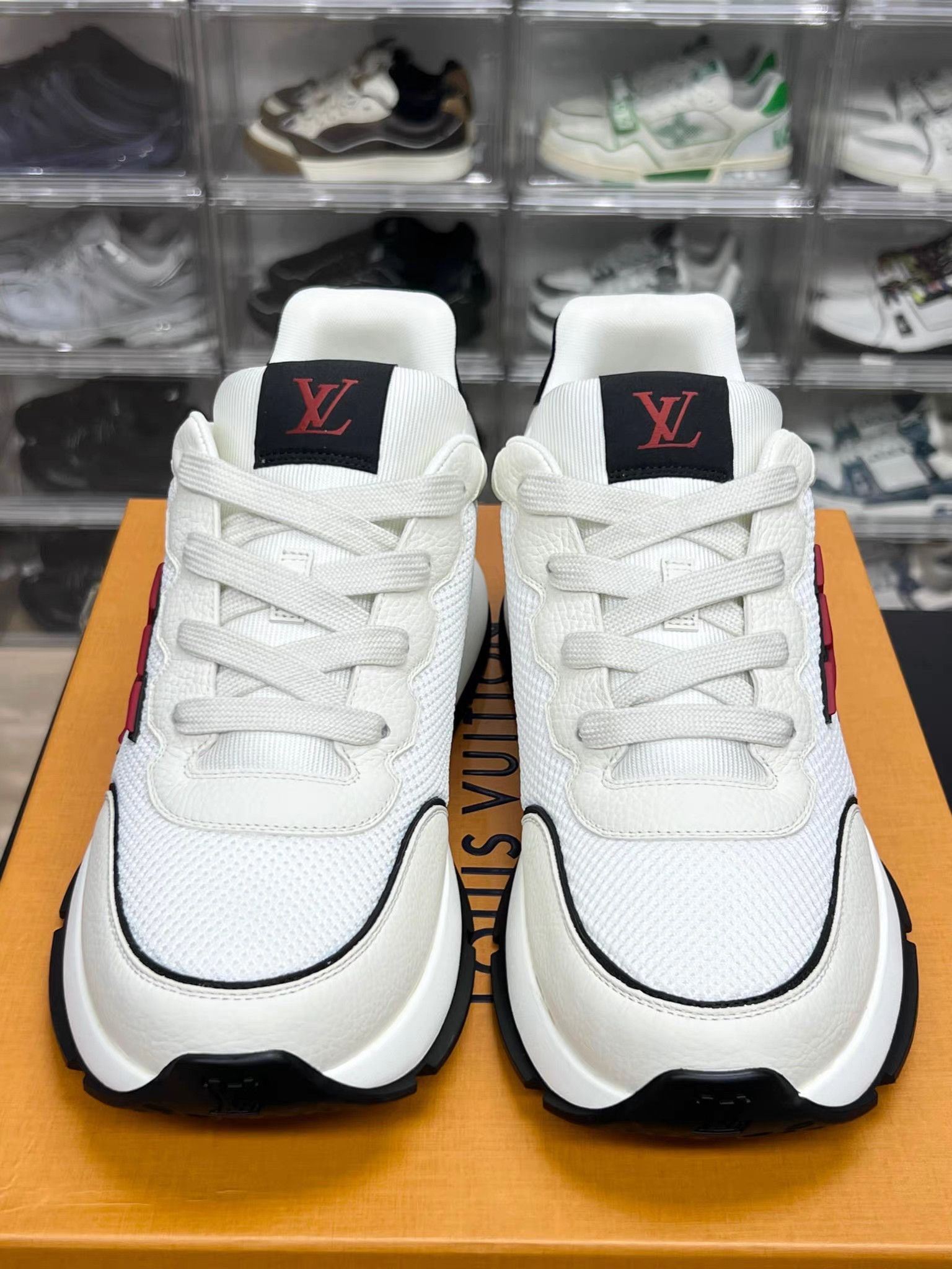 Louis Vuitton LV Classic Sneakers K15 Size US 10 / EU 43 - 2 Thumbnail