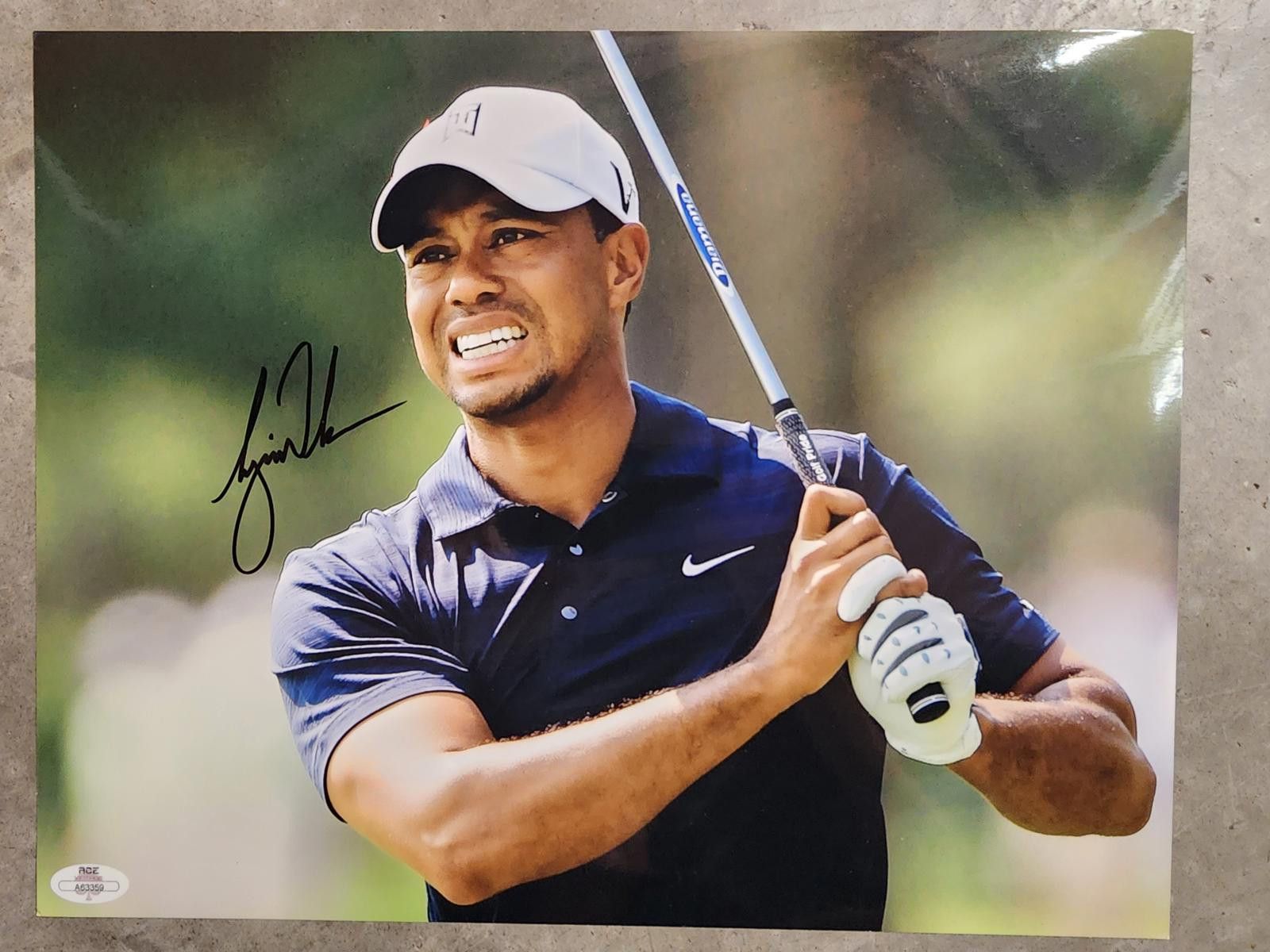Other Autographed Tiger Woods Golf Photo with Certificate of Auth Size ONE SIZE - 1 Thumbnail