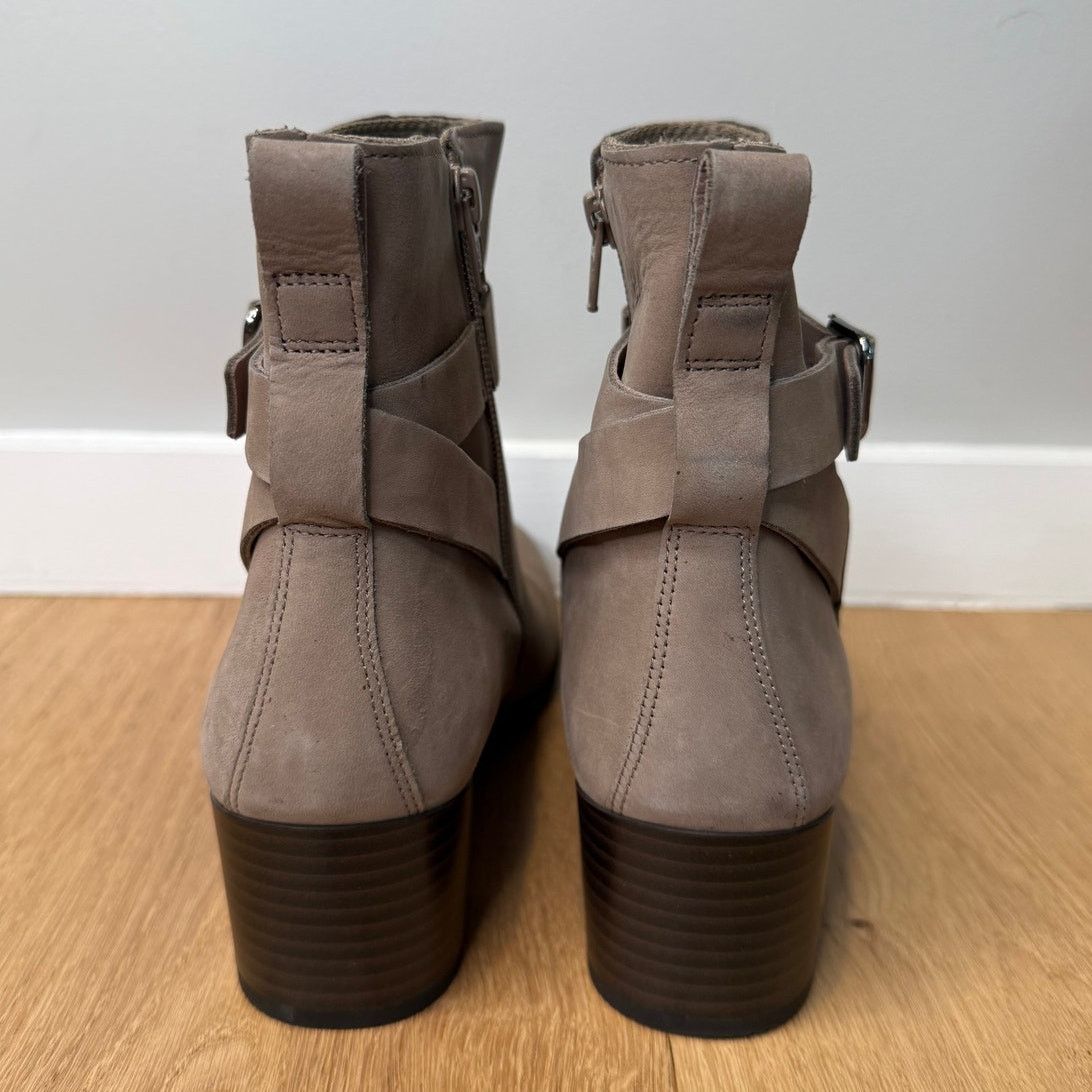 Ecco NEW ECCO Women's Dress Classic 35 Buckle Ankle Heel Boots Size US 9 / IT 39 - 2 Thumbnail