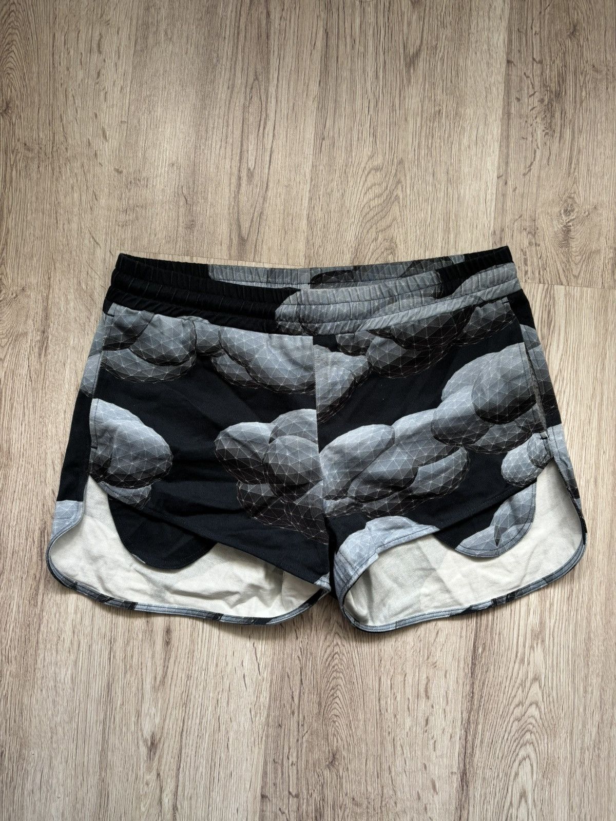 Julian Zigerli Julian Zigerli Geometric Cloud Print Running Shorts – Size S Size US 30 / EU 46 - 1 Thumbnail