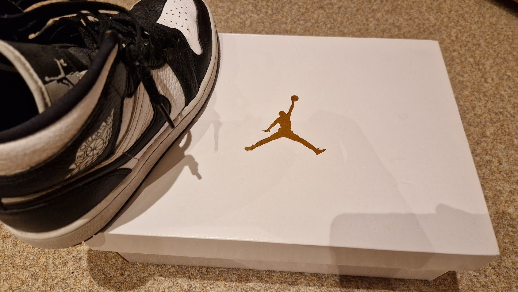 Jordan Brand Air Jordan 1 Mid Invert Black White Size US 9 / IT 39 - 9 Thumbnail