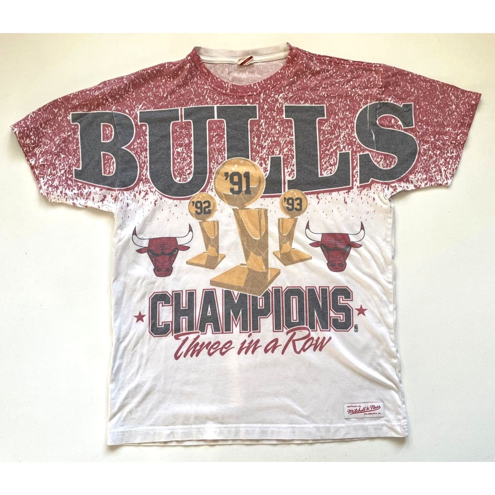 Mitchell & Ness VINTAGE Mitchell & Ness Chicago Bulls T-Shirt Sz L Three in a Row Champions 90s Basketball Mens Size US L / EU 52-54 / 3 - 3 Thumbnail