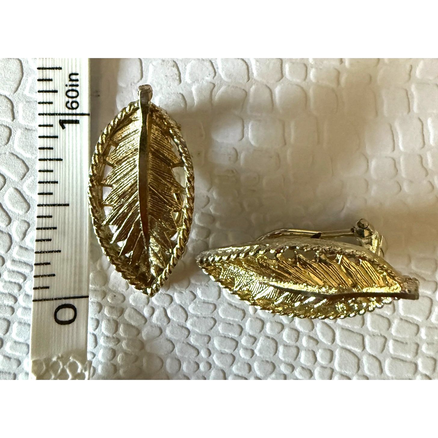 Other BSK vintage leaf clip-on earrings gold-tone textured, signed Size ONE SIZE - 4 Thumbnail
