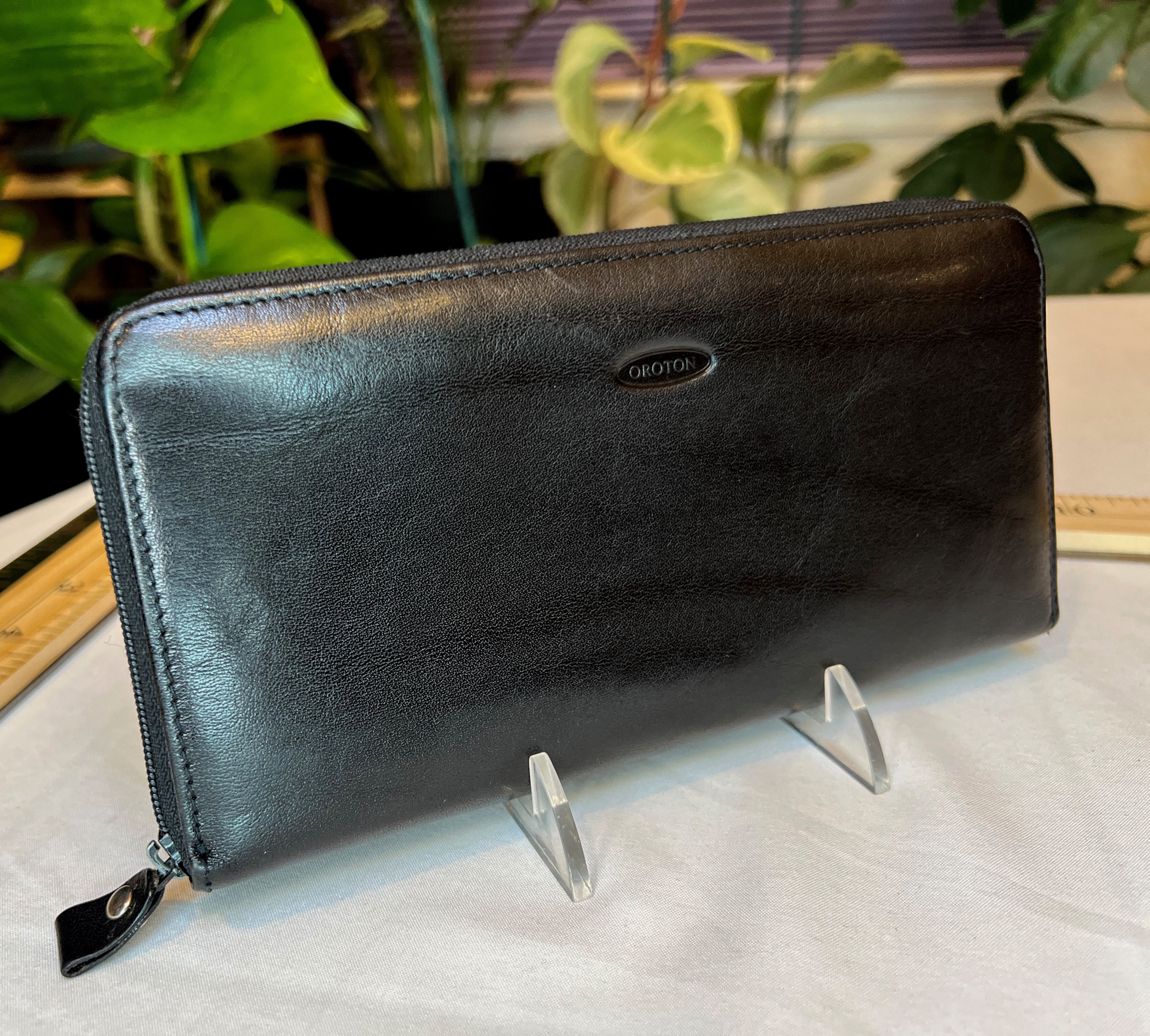 Designer Oroton Black Leather Clutch Wallet Beige Plaid Interior Size ONE SIZE - 1 Thumbnail