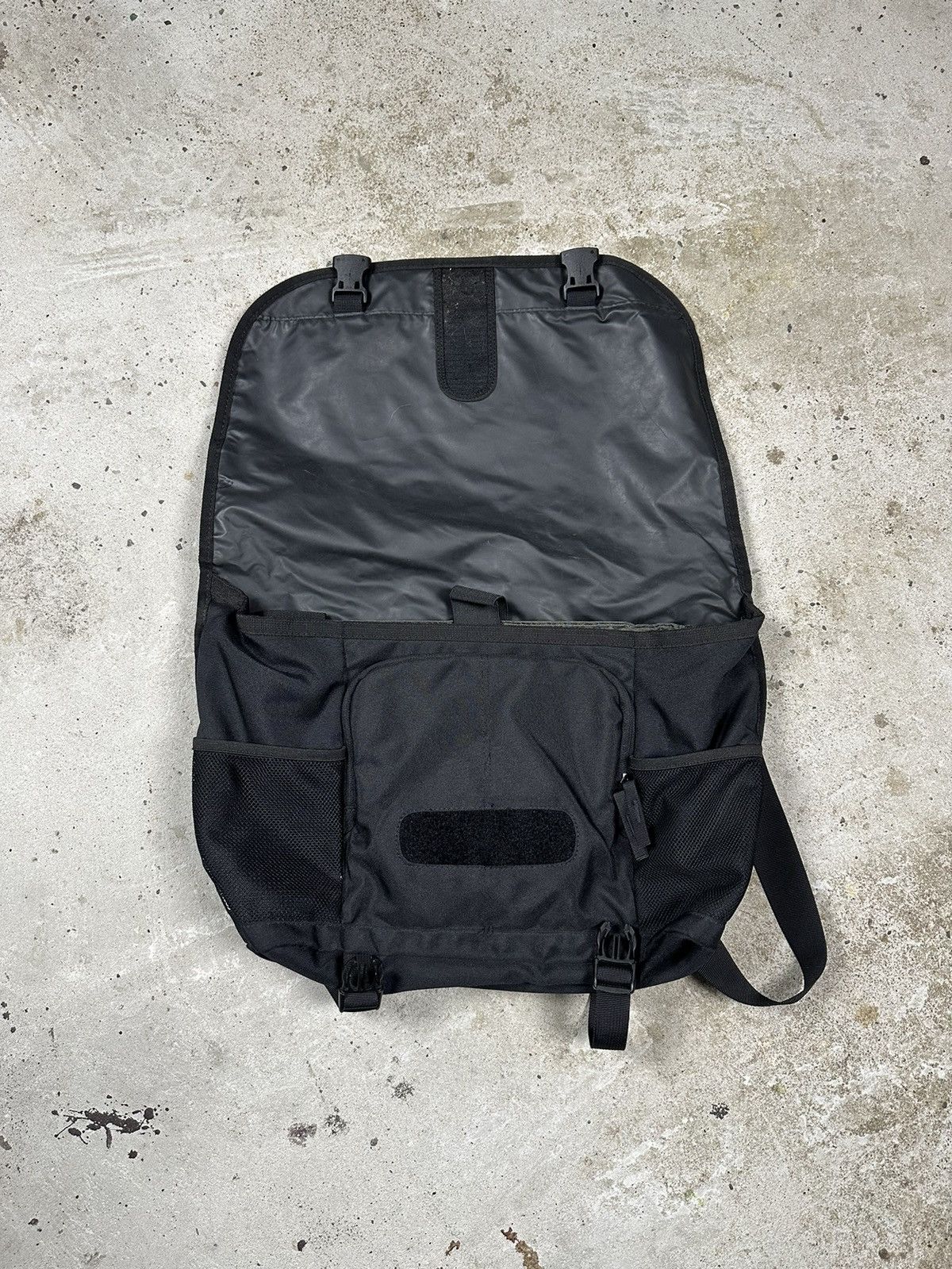 Nike ‼️ Vintage y2k Nike Black Messenger Bag Swoosh Size ONE SIZE - 7 Thumbnail