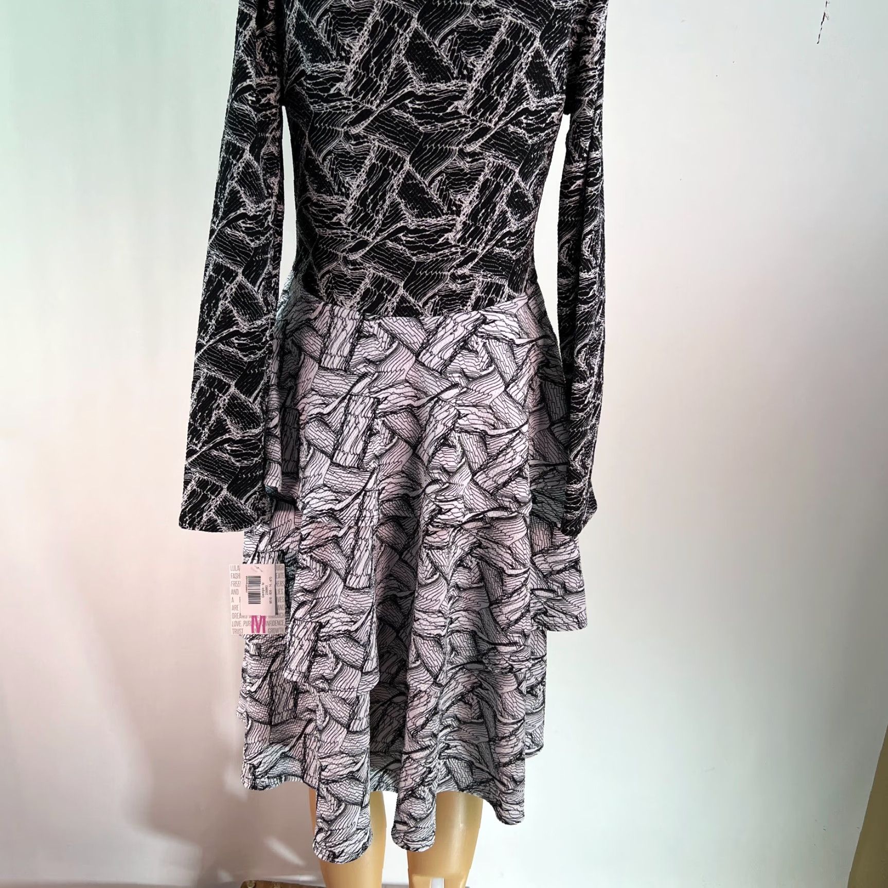 Vintage New Lularoe Womens Georgia Abstract Tiered Stretch Black Fit & Flare Dress Sz M Size M / US 6-8 / IT 42-44 - 3 Thumbnail