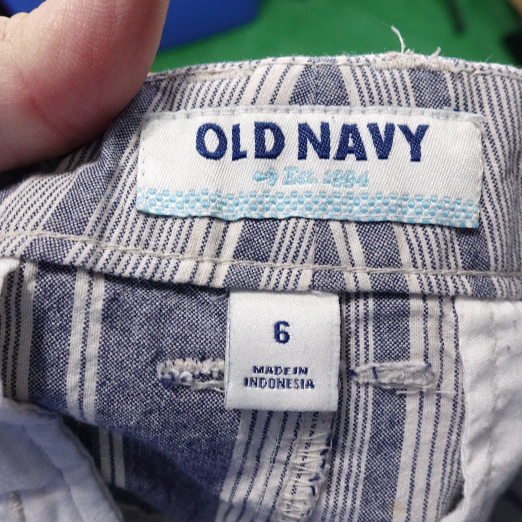 Old Navy VINTAGE OLD NAVY BLUE STRIPED SHORTS WOMENS SIZE 6 - CHINO STYLE / COTTON BLEND, FLAT FRONT, 3" INSEAM, REGULAR FIT, W Size 28" / US 6 / IT 42 - 5 Thumbnail