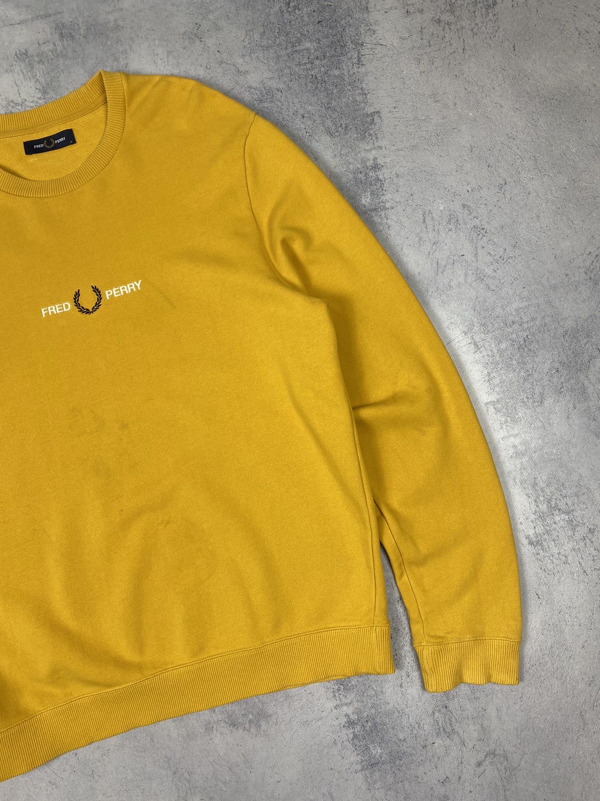 Fred Perry Fred Perry Embroidered Center Logo Distressed Sweatshirt Size US M / EU 48-50 / 2 - 4 Thumbnail