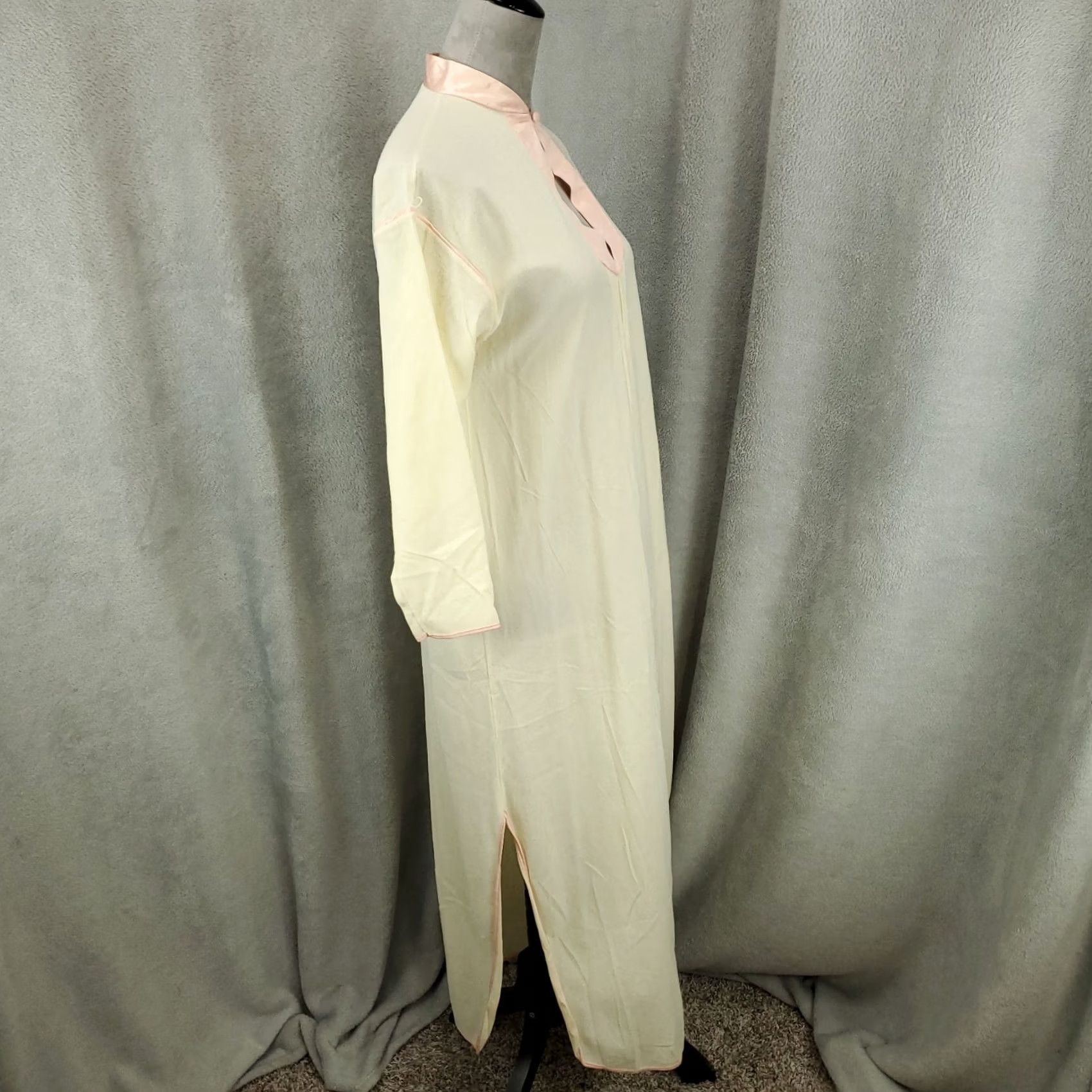 Diane von Furstenberg VINTAGE Diane Von Furstenberg Nightgown Womens Small Ivory Pink Maxi Sleepshirt Mumu Kaftan Size S / US 4 / IT 40 - 2 Thumbnail