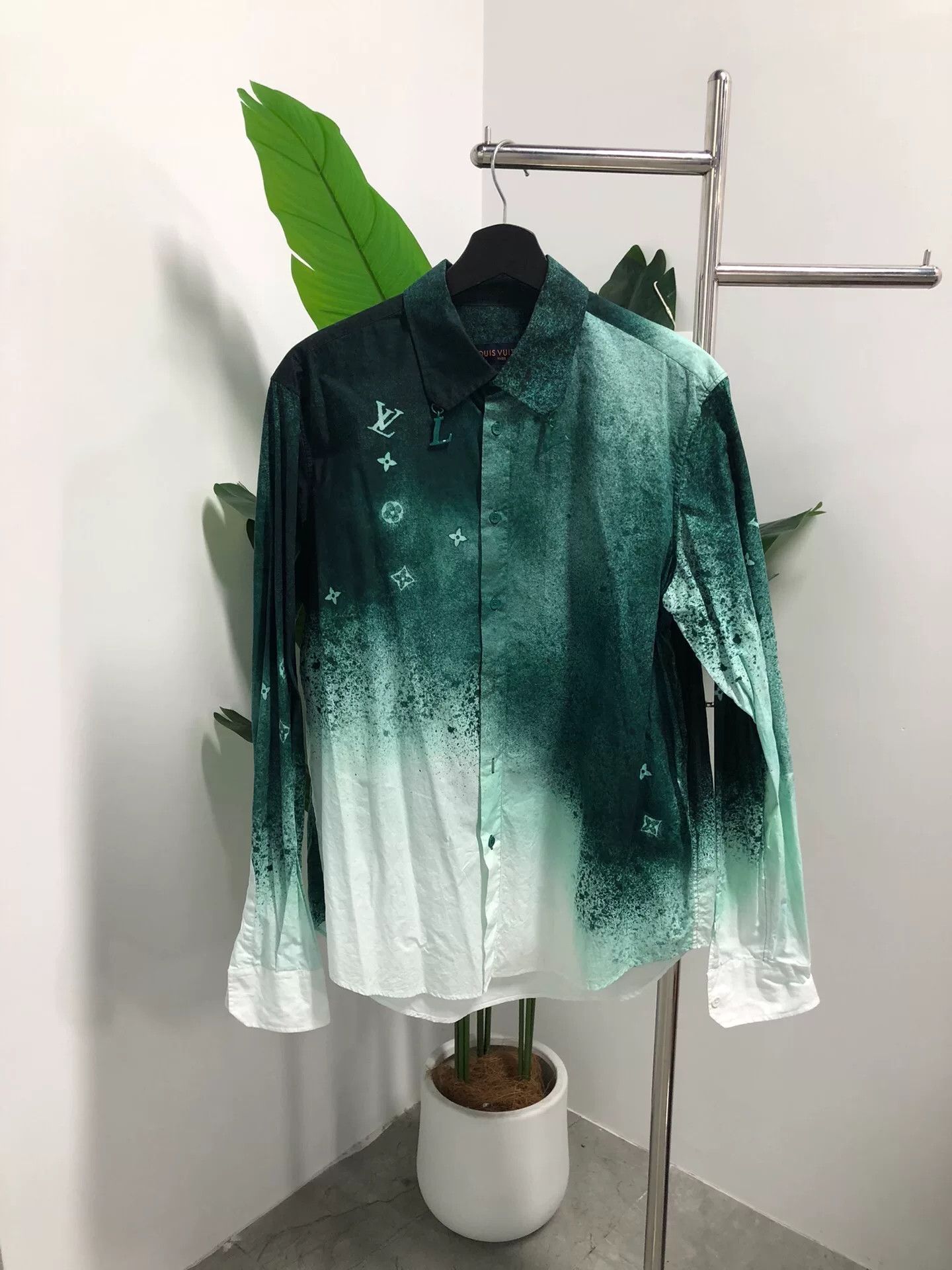 Louis Vuitton louis vuitton long sleeve logo shirt green Size US M / EU 48-50 / 2 - 1 Thumbnail