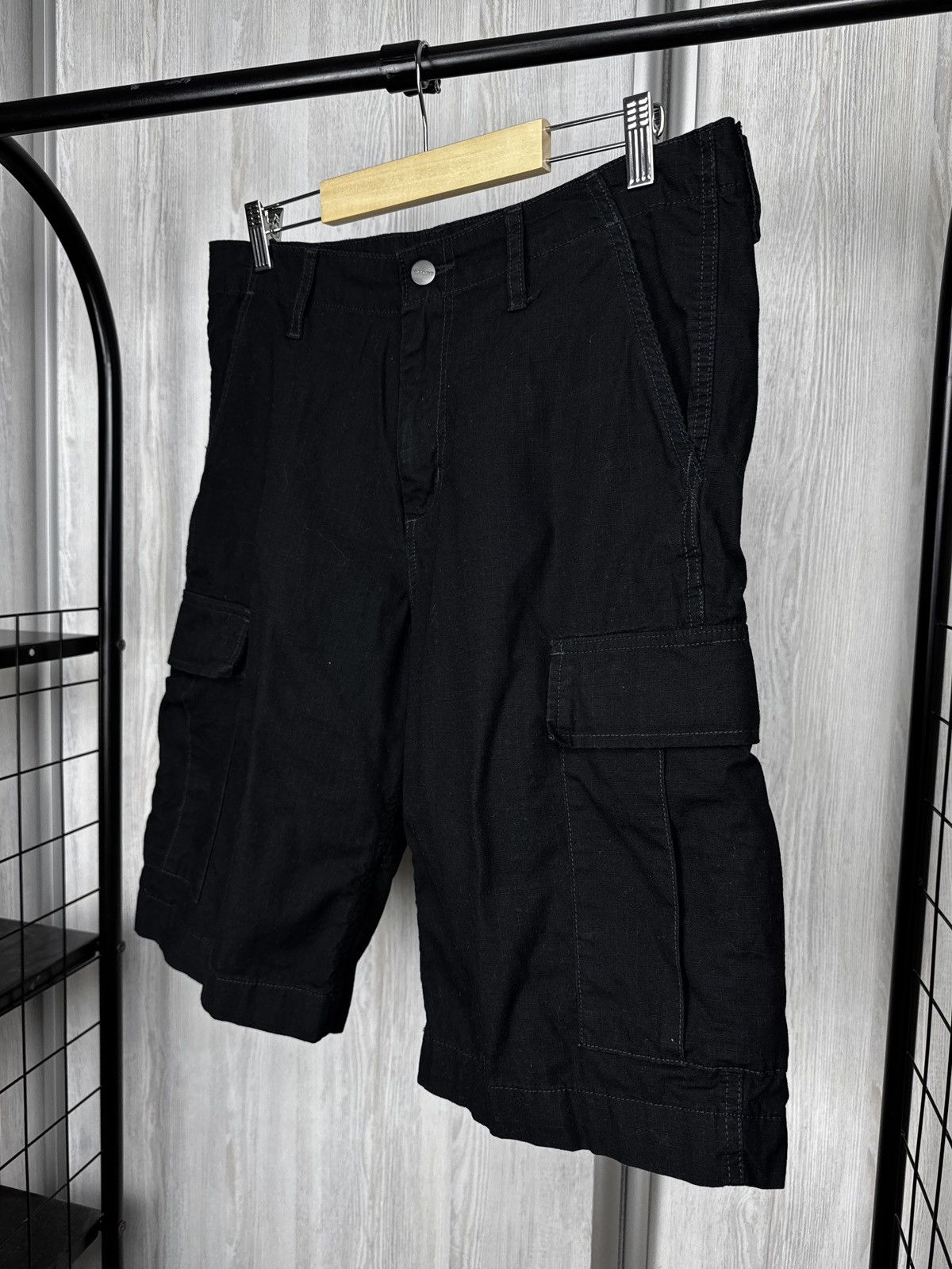 Carhartt Wip Carhartt WIP black regular cargo shorts Size US 32 / EU 48 - 5 Thumbnail