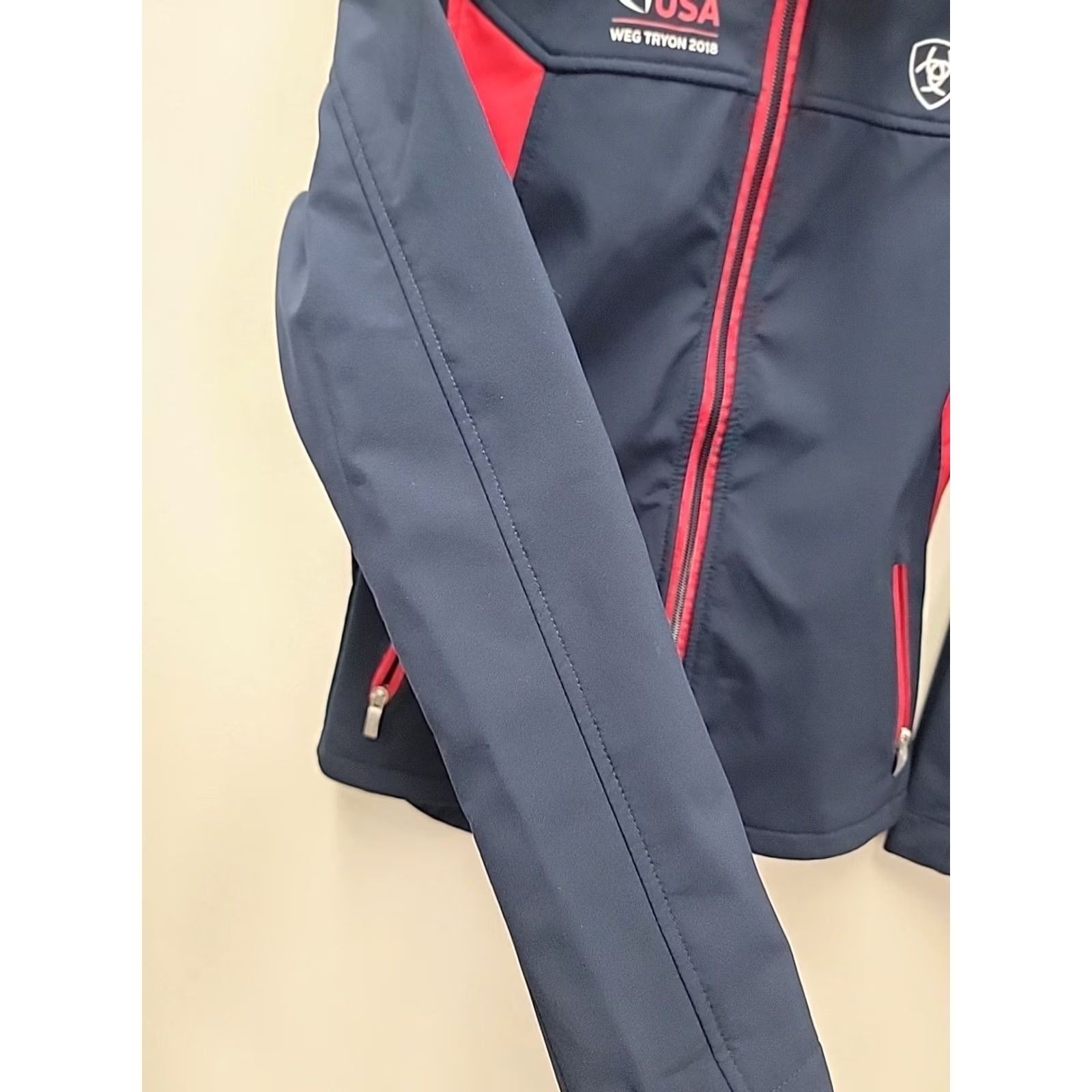 Ariat Ariat Womens XS Jacket Softshell Zip Multicolor Logo USA 18 Chest Short Length Regular Fit Mens Womens Girls? Size XS / US 0-2 / IT 36-38 - 5 Thumbnail