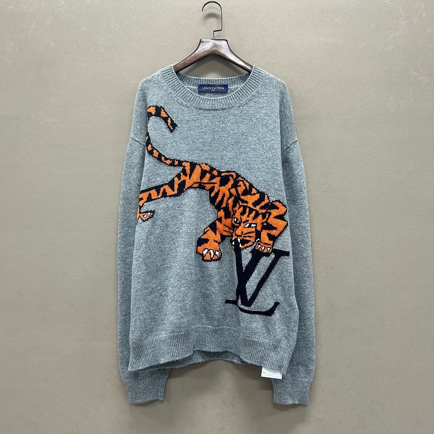 Louis Vuitton Louis Vuitton Tiger Print Sweater Size L Size US L / EU 52-54 / 3 - 1 Thumbnail