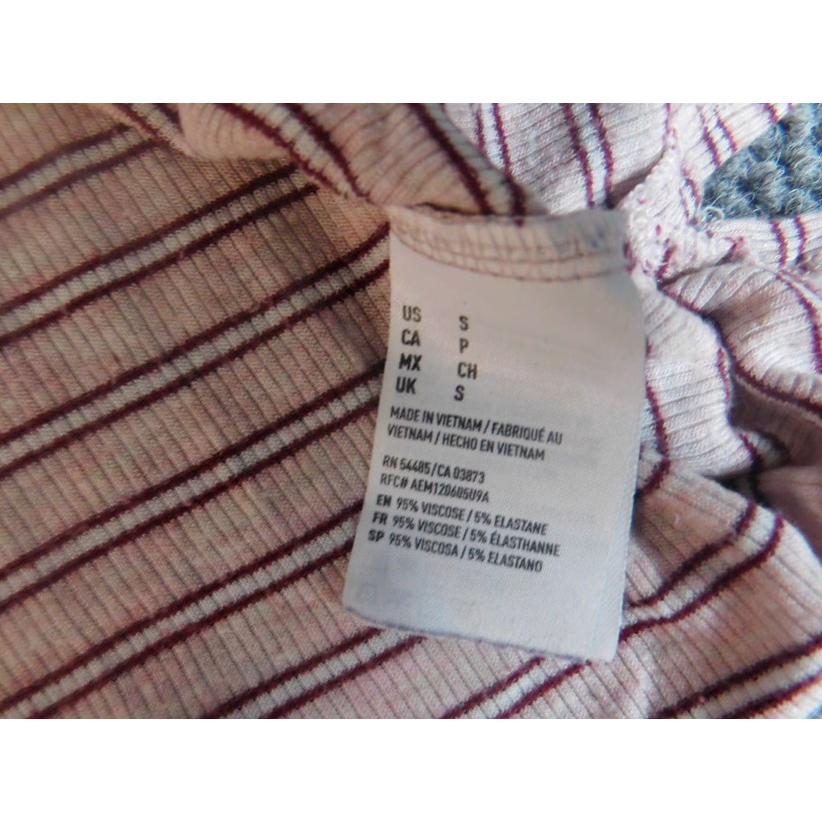 American Eagle Outfitters American Eagle Outfitters Blouse Women Small pink Knit Striped Raglan Sleeve Crew Neck Pullover Short Sleeve Basic Casual Size S / US 4 / IT 40 - 6 Thumbnail