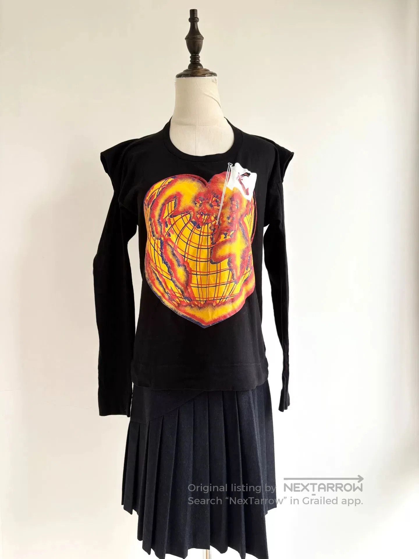 Vivienne Westwood vivienne westwood black heart earth shoulder top. Size M / US 6-8 / IT 42-44 - 2 Thumbnail