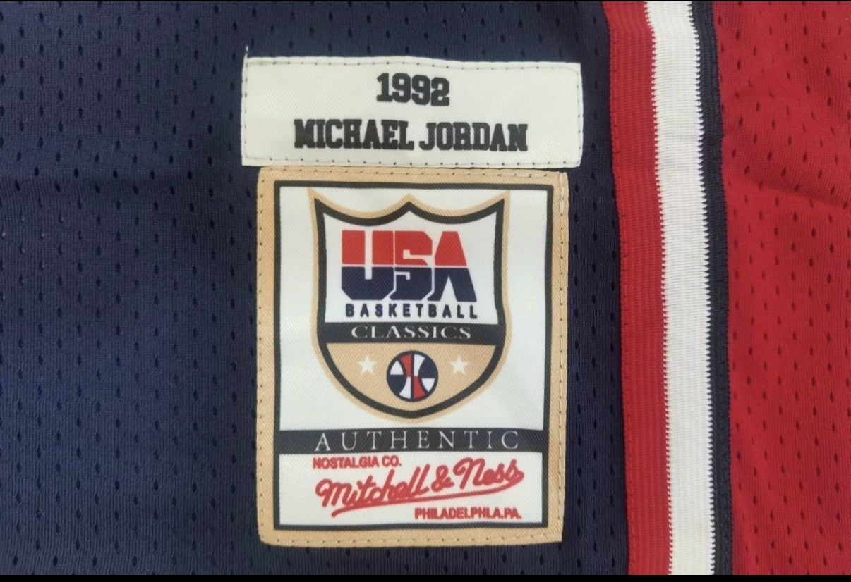 NBA Retrò Maglia Michael Jordan "USA" - M Size US M / EU 48-50 / 2 - 4 Thumbnail