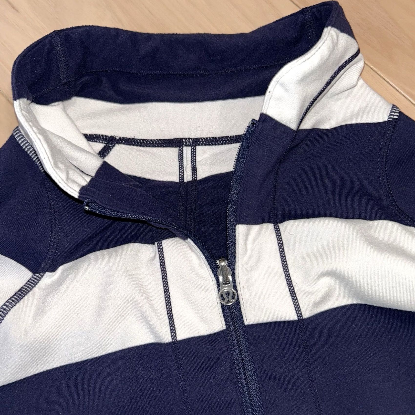 Lululemon Lululemon Run Switch Back 1/2 Zip Striped Pullover Women’s 6 Jacket Blue / White Athleisure, Workout, Casual Womens Size M / US 6-8 / IT 42-44 - 5 Thumbnail