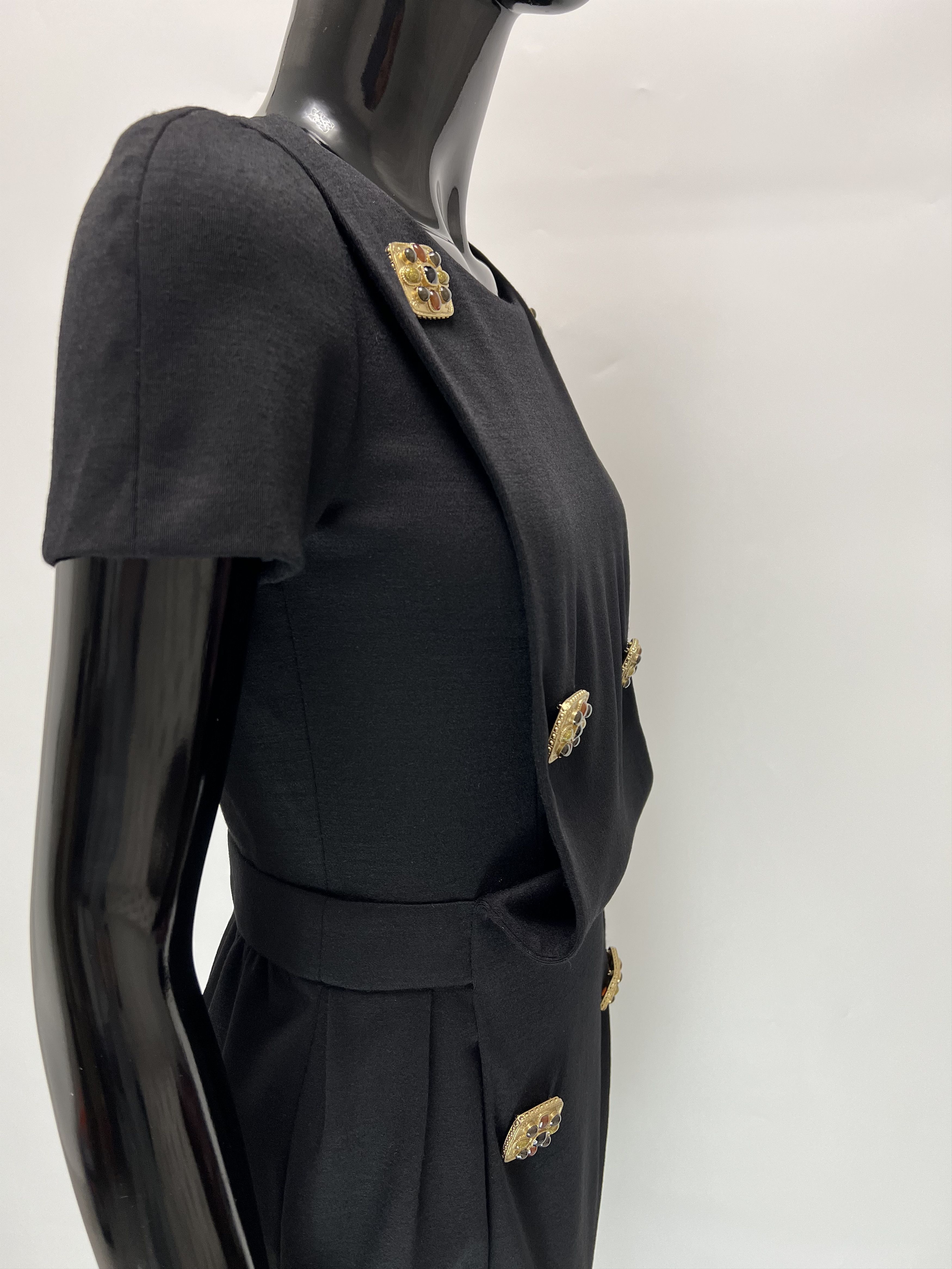 Chanel Chanel 100% Wool Short Sleeve Dress Rhinestones Decoration Size XS / US 0-2 / IT 36-38 - 10 Thumbnail