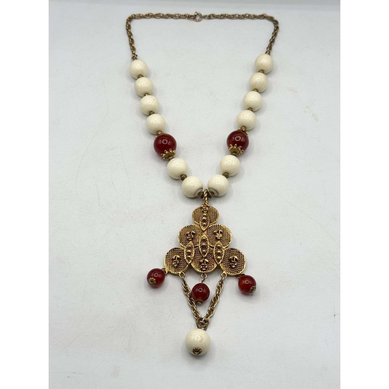 Vintage Vintage white and red beaded gold brutalist pendant necklace Size ONE SIZE - 3 Thumbnail