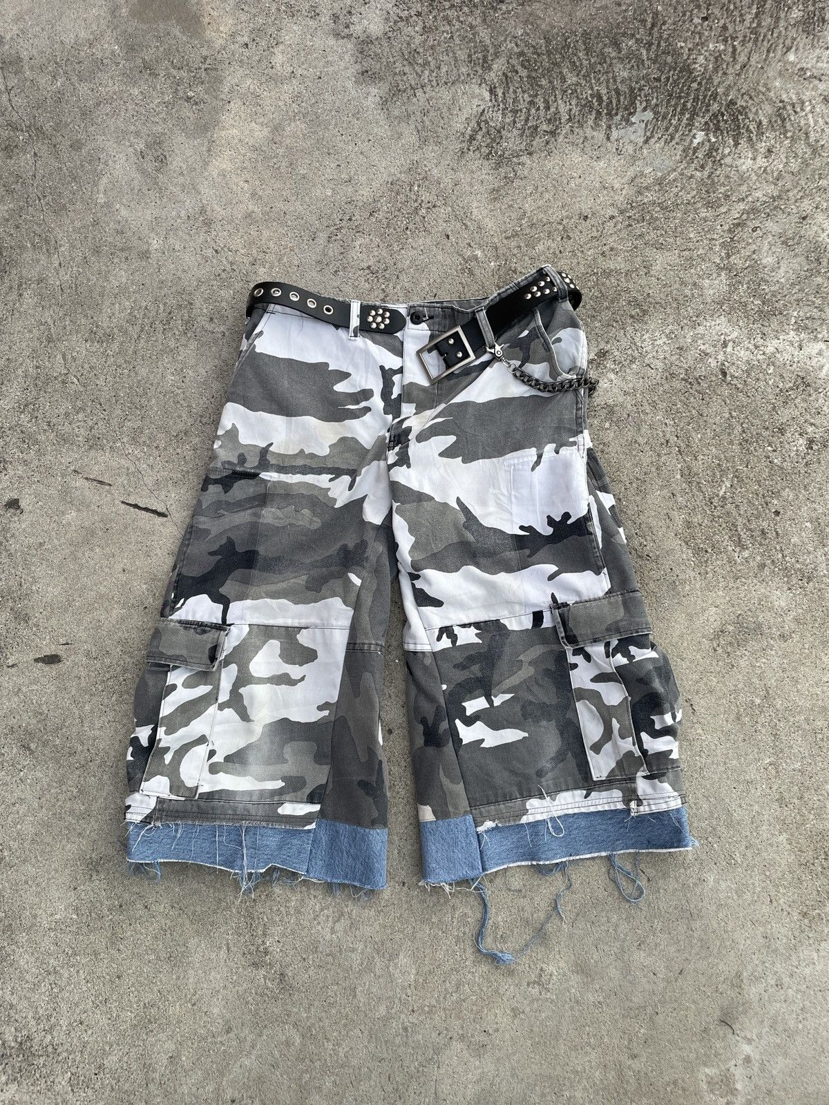 Other Reworked Snow Camo Shorts Size US 35 - 1 Thumbnail