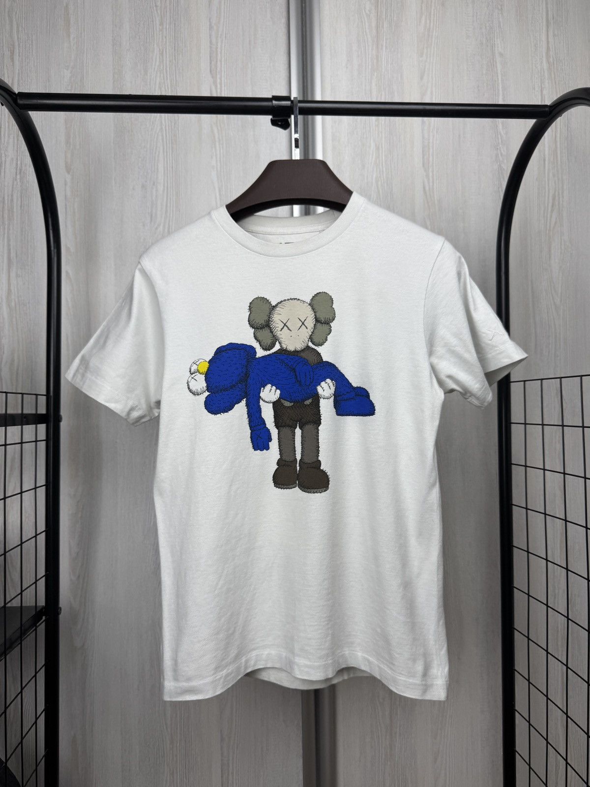Kaws Uniqlo x Kaws white big logo vintage shirt Size US S / EU 44-46 / 1 - 1 Thumbnail