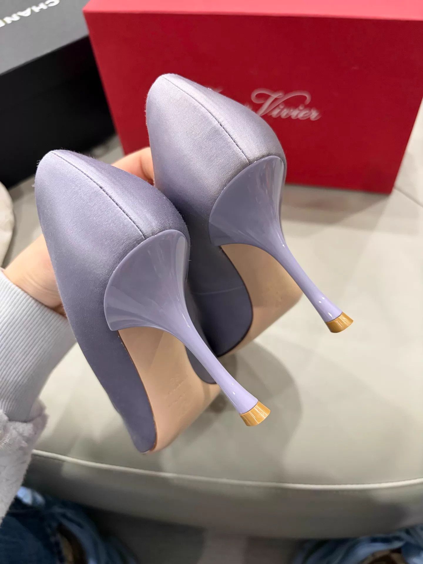 Roger Vivier RV Lavender Silk Satin Crystal Buckle 38 NOS Box Size US 7.5 / IT 37.5 - 6 Thumbnail