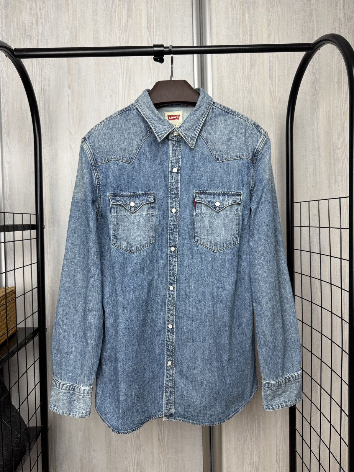 Levi's Levi’s blue denim faded long sleeve shirt Size US XL / EU 56 / 4 - 1 Thumbnail