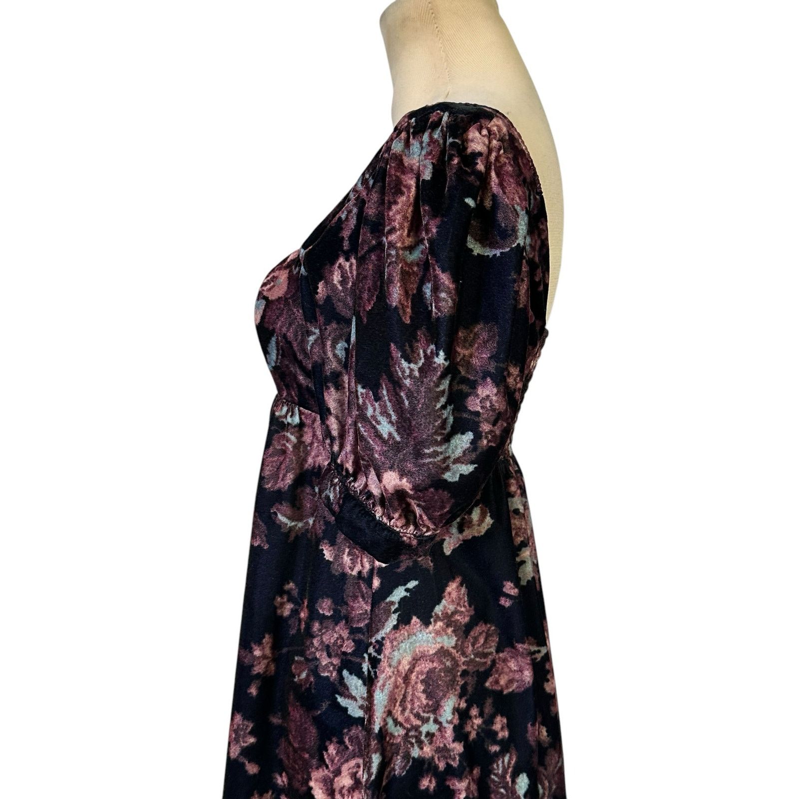 Urban Outfitters Urban Outfitters Velvet Babydoll Mini Dress size XS Size XS / US 0-2 / IT 36-38 - 11 Thumbnail