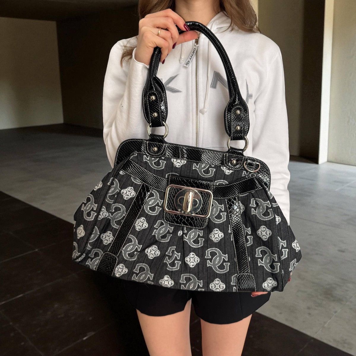Guess Guess 2000’s Aesthetic Glam Y2K Monogram Shoulder Bag Size ONE SIZE - 2 Thumbnail