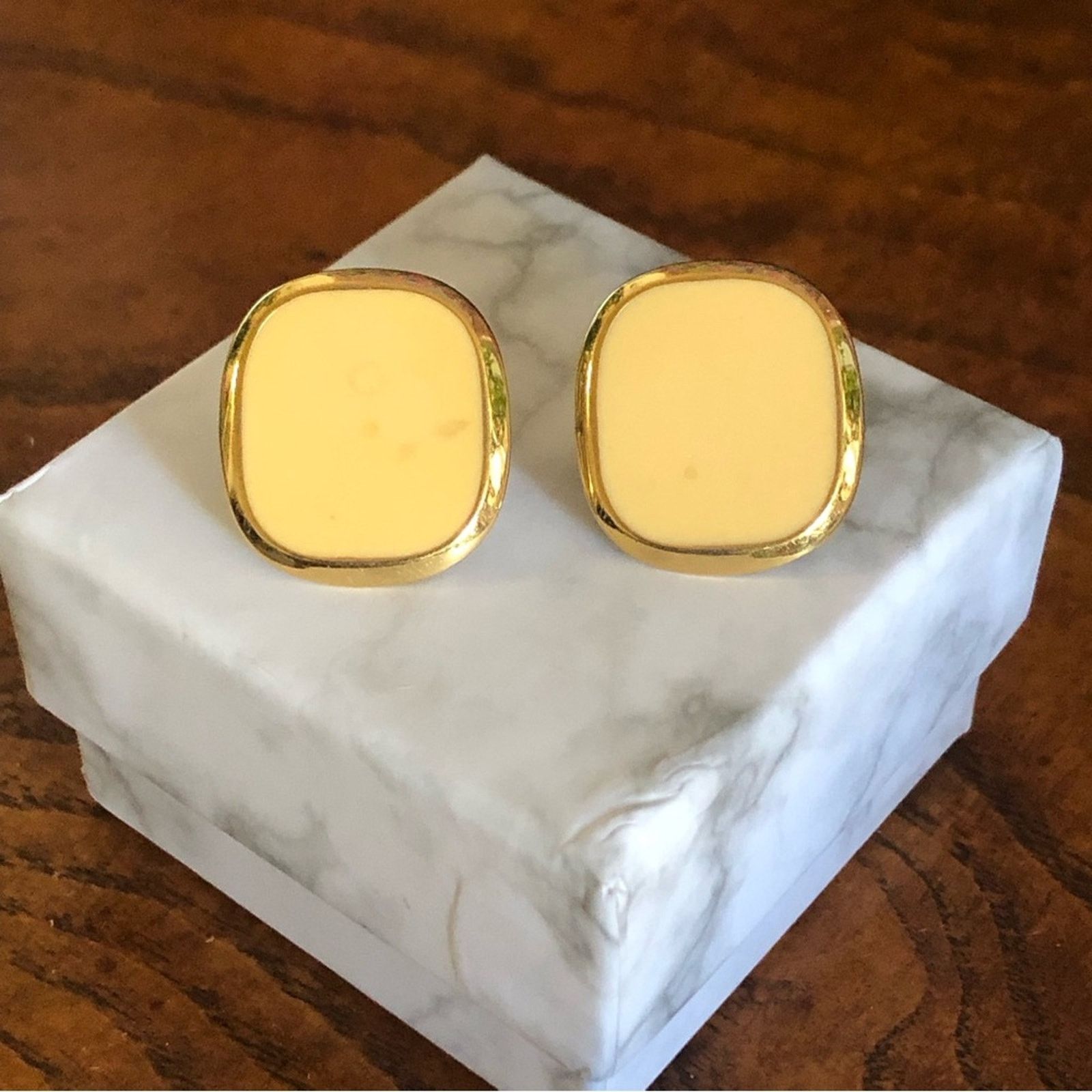 Vintage Vintage cream enamel gold plated square earrings Size ONE SIZE - 1 Thumbnail