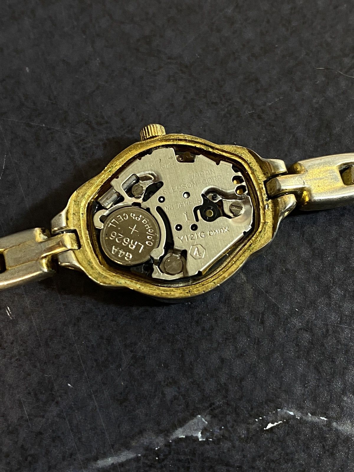 Vintage Elegant Omax Women’s Watch with Crystals Japanese Brand Size ONE SIZE - 5 Thumbnail