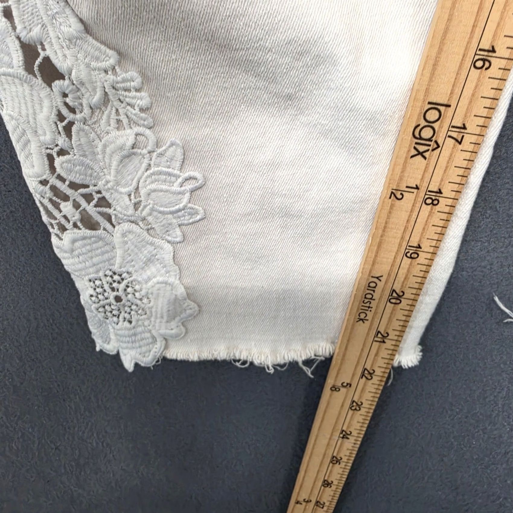 Vintage One5One Jeans Women 20 White Raw Hem Cropped Embroidered Capri Pants Spot Jeans Womens Size 20 Plus Capri White Spot Size 42" / US 20 - 6 Thumbnail