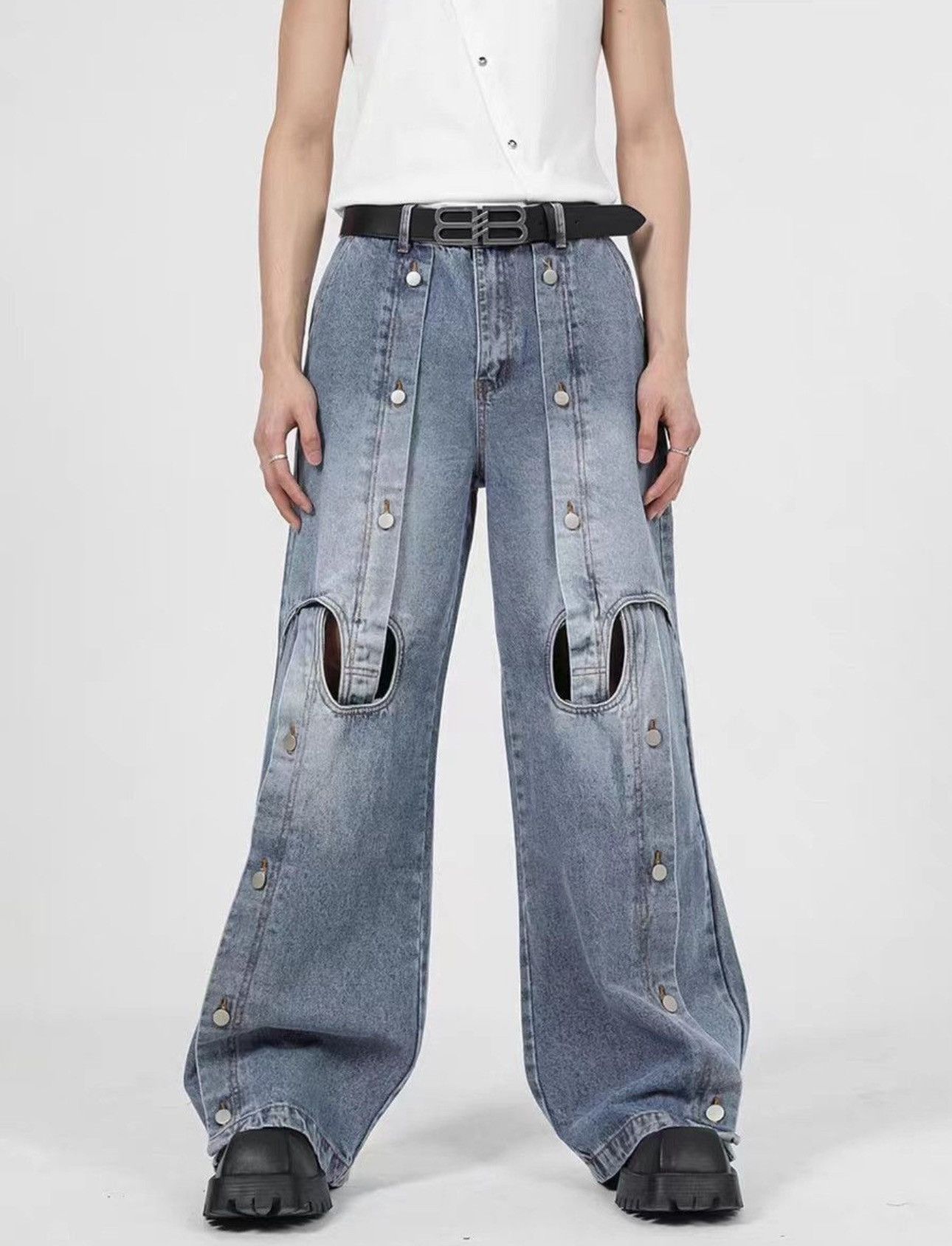 image of Wide-Leg Jeans With Heavy-Duty Hollow Metal Buttons in Blue, Men's (Size 32)