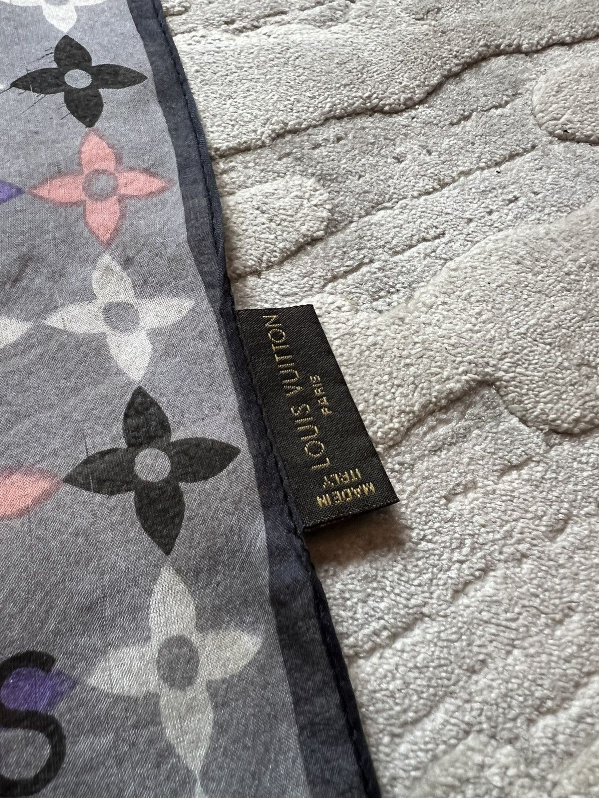 Louis Vuitton Louis Vuitton Paris scarf silk luxury monogram Size ONE SIZE - 3 Thumbnail