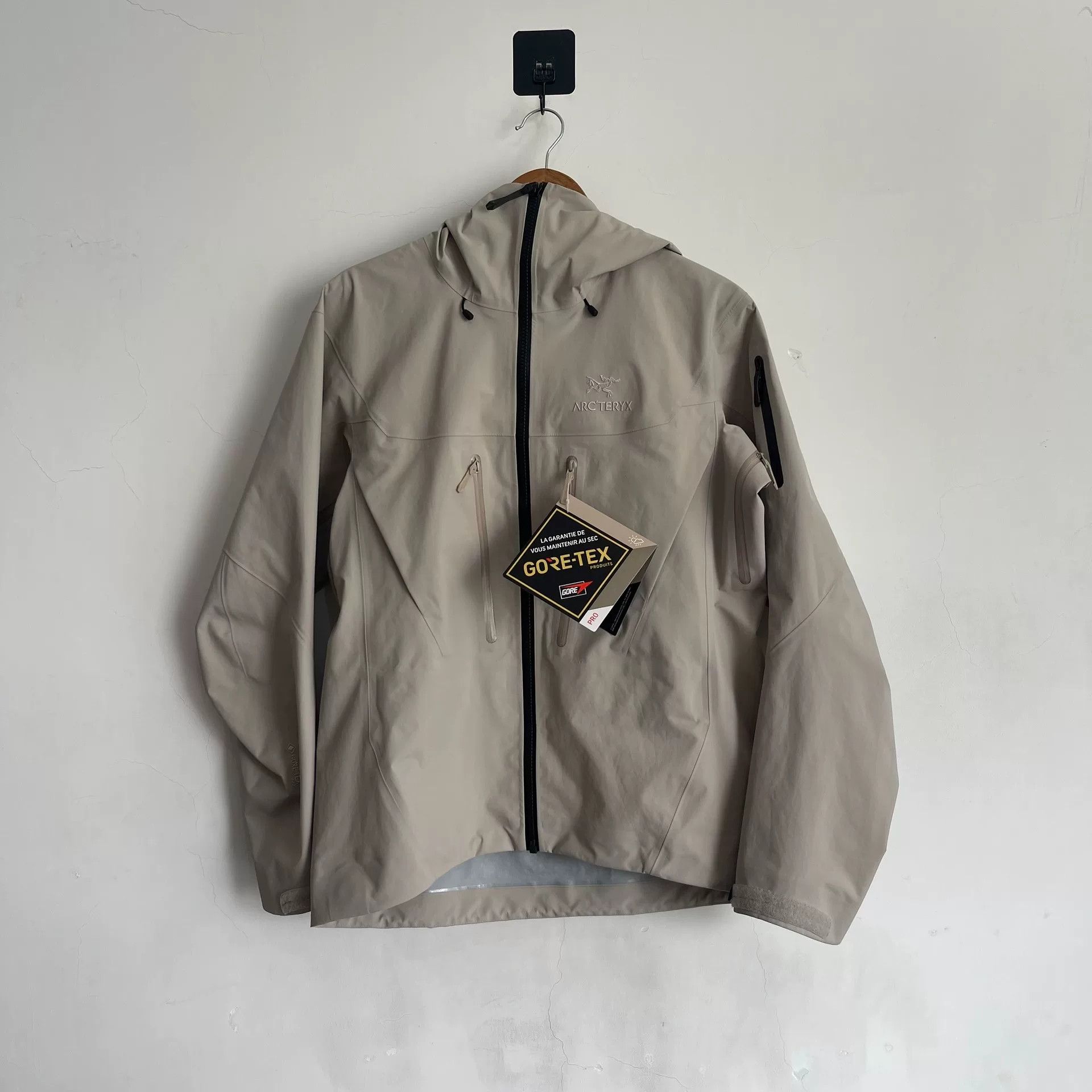 Arc'teryx Arc'teryx Women's Alpha SV Jacket M Size M / US 6-8 / IT 42-44 - 1 Thumbnail
