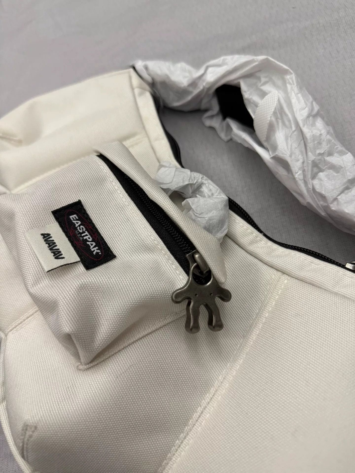 Avavav Eastpak Collaboration Hand Shoulder Bag in White, Women's — image 2 of 5