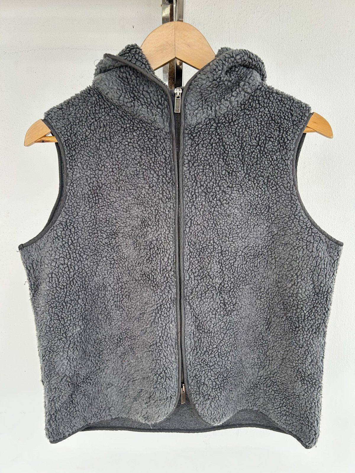 Emporio Armani Emporio Armani Vintage Fleeve Sleeveless Hoodie Zip up Size US L / EU 52-54 / 3 - 3 Thumbnail