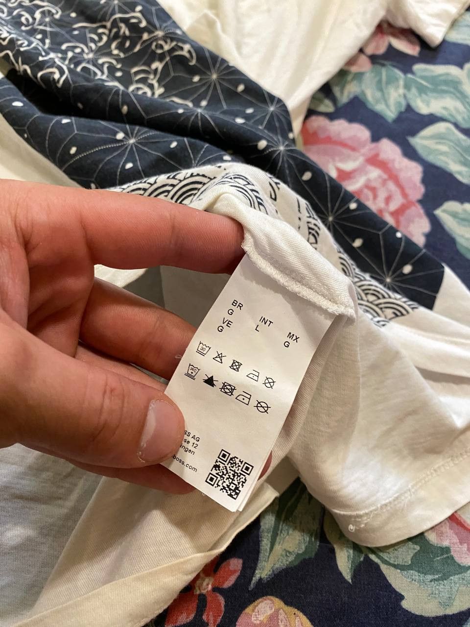 Hugo Boss Vintage white Hugo Boss big print T-Shirt crazy Y2K Size US L / EU 52-54 / 3 - 4 Thumbnail