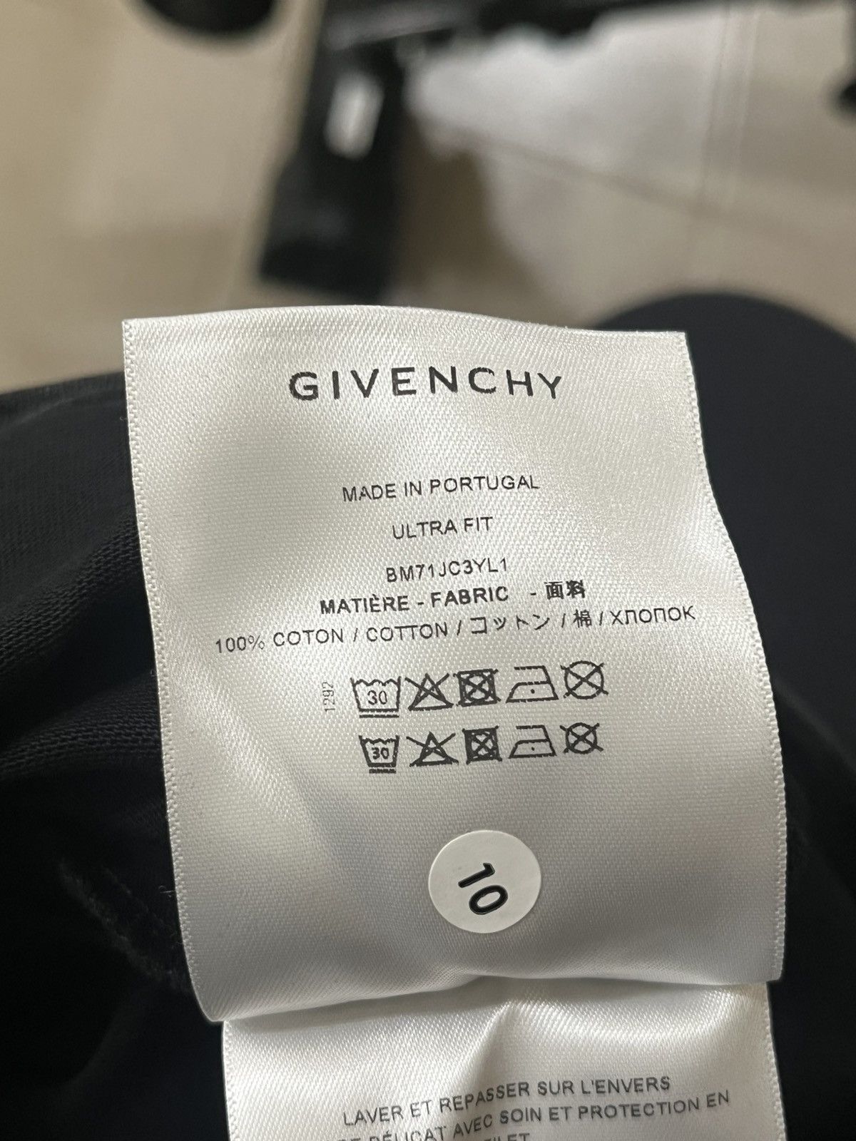 Givenchy Givenchy T-Shirt Sz Medium Size US M / EU 48-50 / 2 - 9 Thumbnail