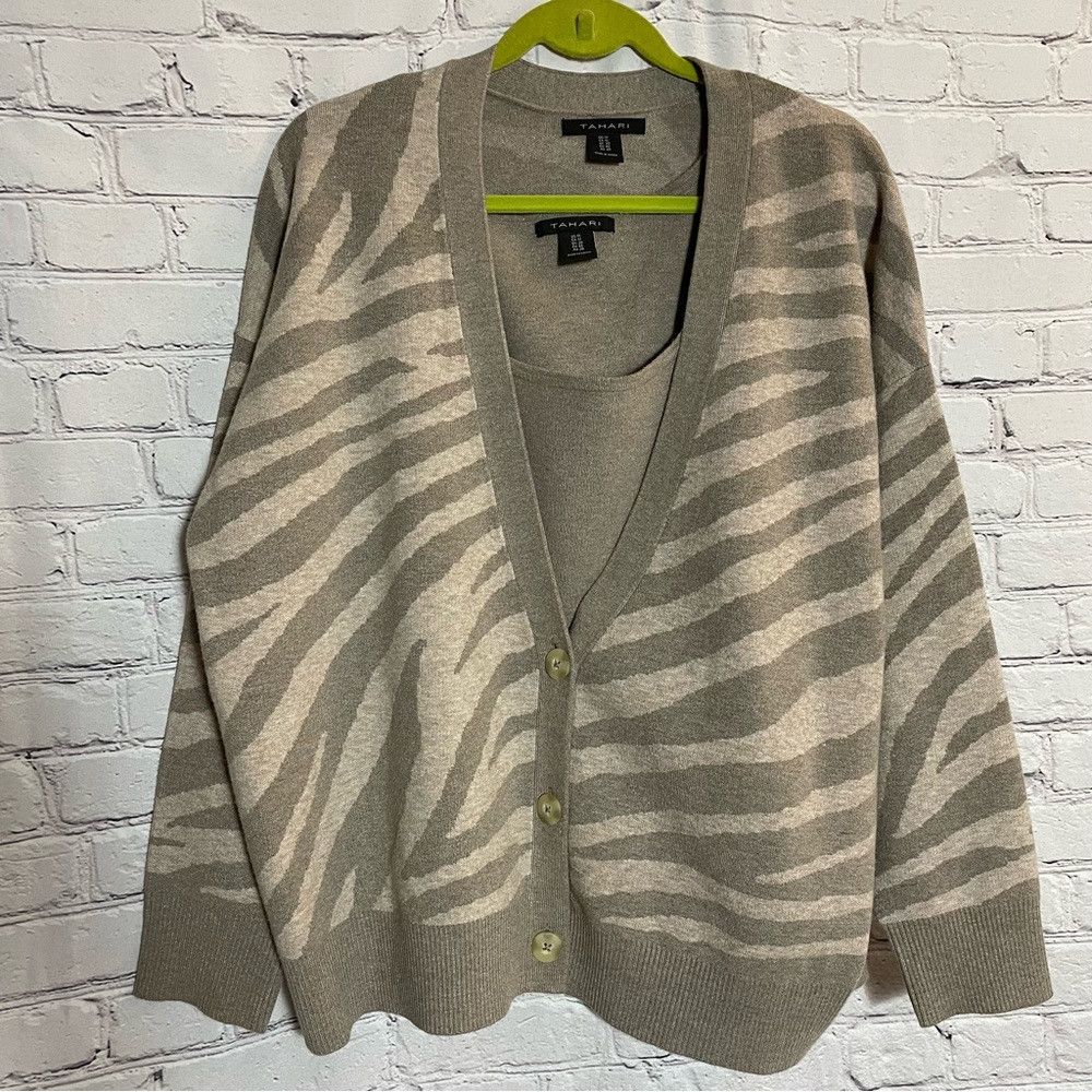 Elie Tahari NWT New Tahari 2 PC Set Top Animal Print Cardigan Size 1X Size XL / US 12-14 / IT 48-50 - 1 Thumbnail