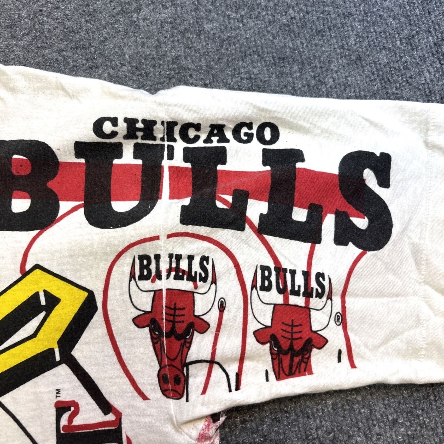 Vintage VINTAGE Chicago Bulls Shirt All Over Print 3 Time World Champs Magic Johnson XL Mens 90s Size US XL / EU 56 / 4 - 3 Thumbnail
