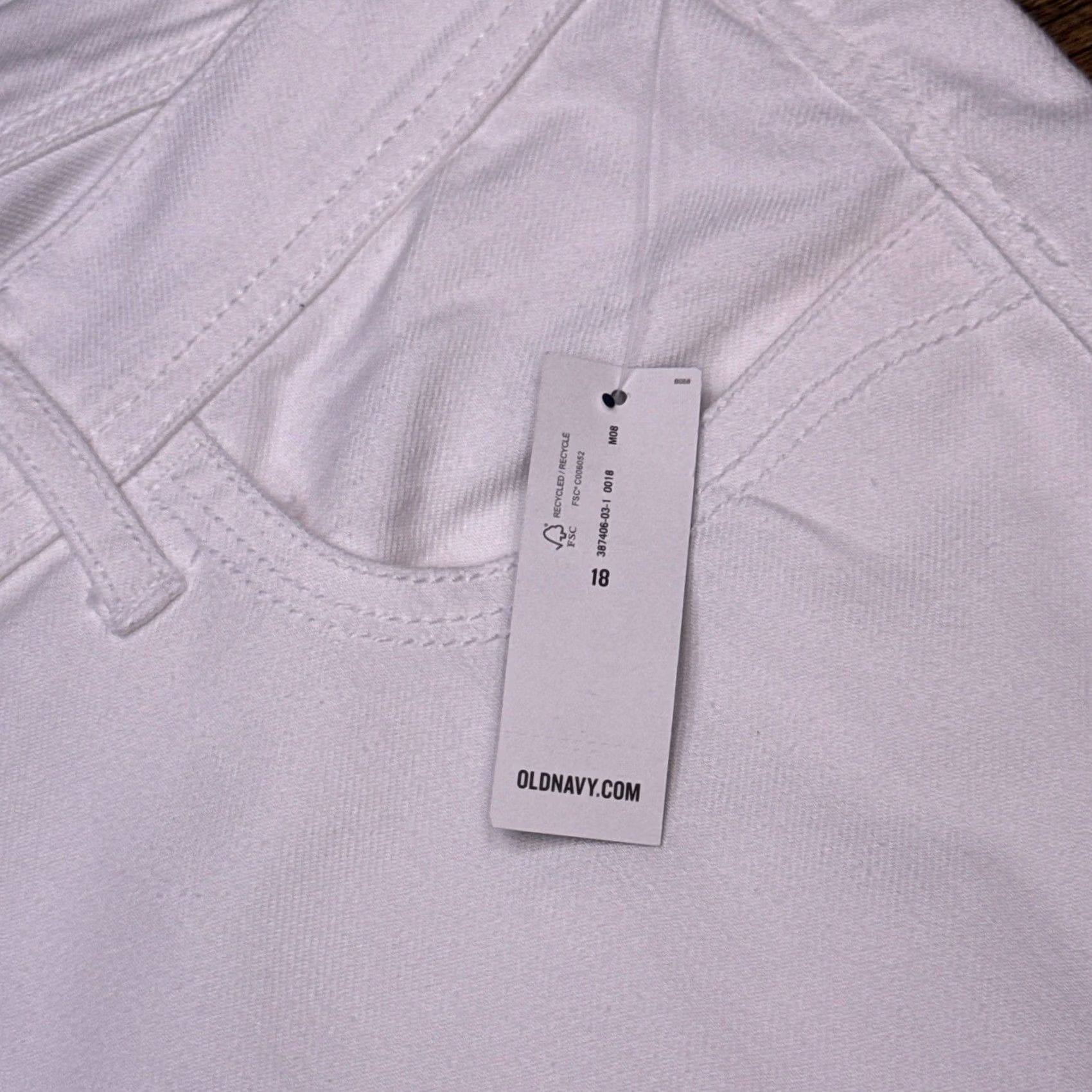 Old Navy Old Navy Sweetheart Jeans Womens 18 White Capri Stretch New Size 40" / US 18 - 6 Thumbnail