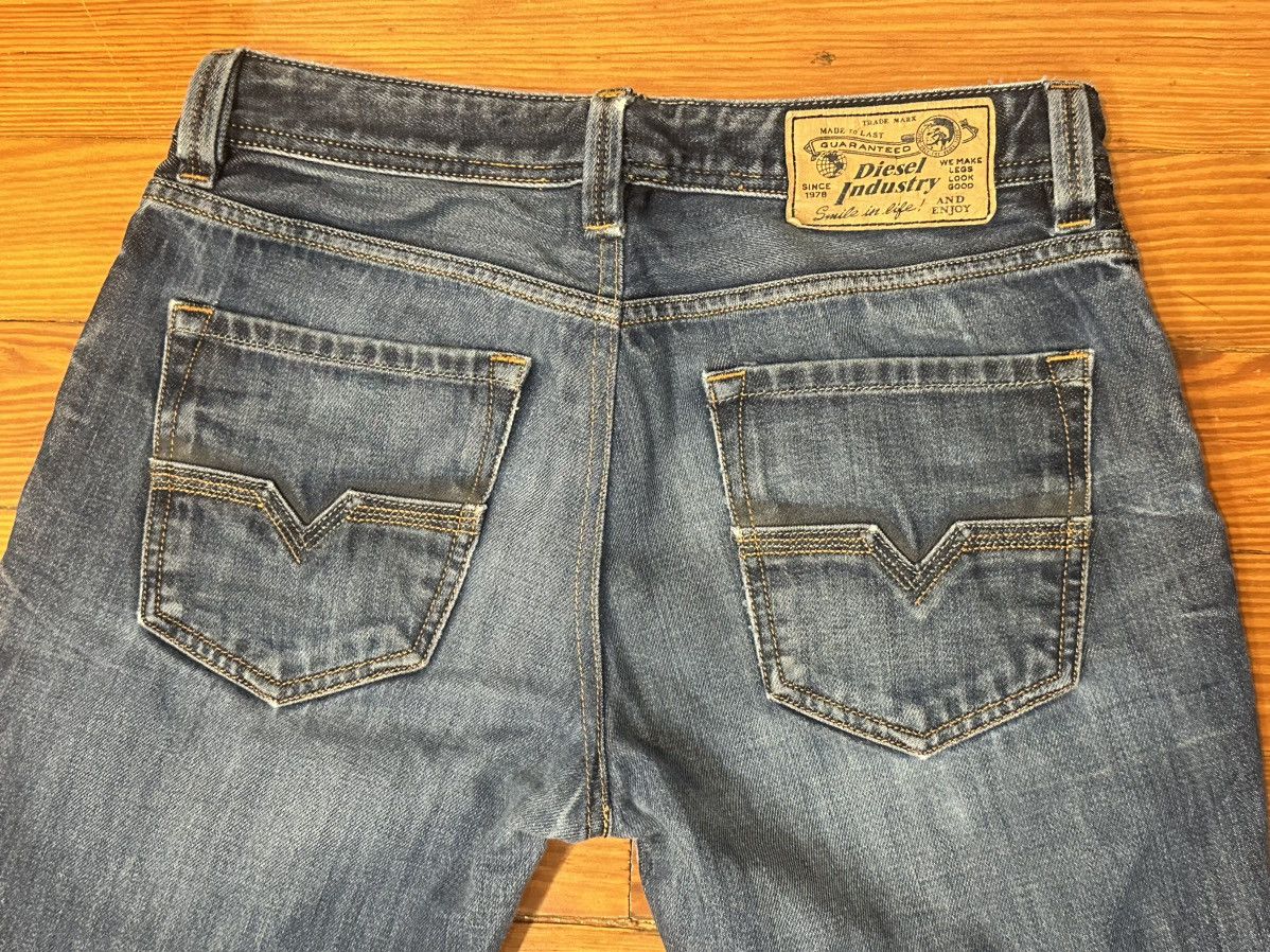 Diesel Diesel Larkee Jeans-Wash 0073N-W31 L30-Regular Straight Fit Size US 31 - 1 Thumbnail